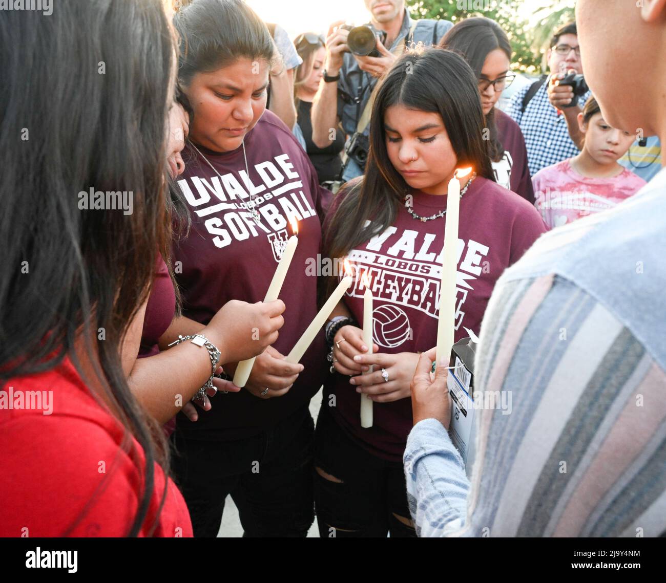 Uvalde, Stati Uniti. 25th maggio 2022. Gli studenti delle scuole superiori di Uvalde illuminano le candele all'esterno di un servizio di guarigione della comunità che si tiene presso la fiera della contea di Uvalde. L'evento segue una ripresa di massa alla scuola elementare di Robb di Uvalde, dove martedì un cannoniere ha ucciso 19 studenti e due insegnanti. Credit: Bob Daemmrich/Alamy Live News Foto Stock