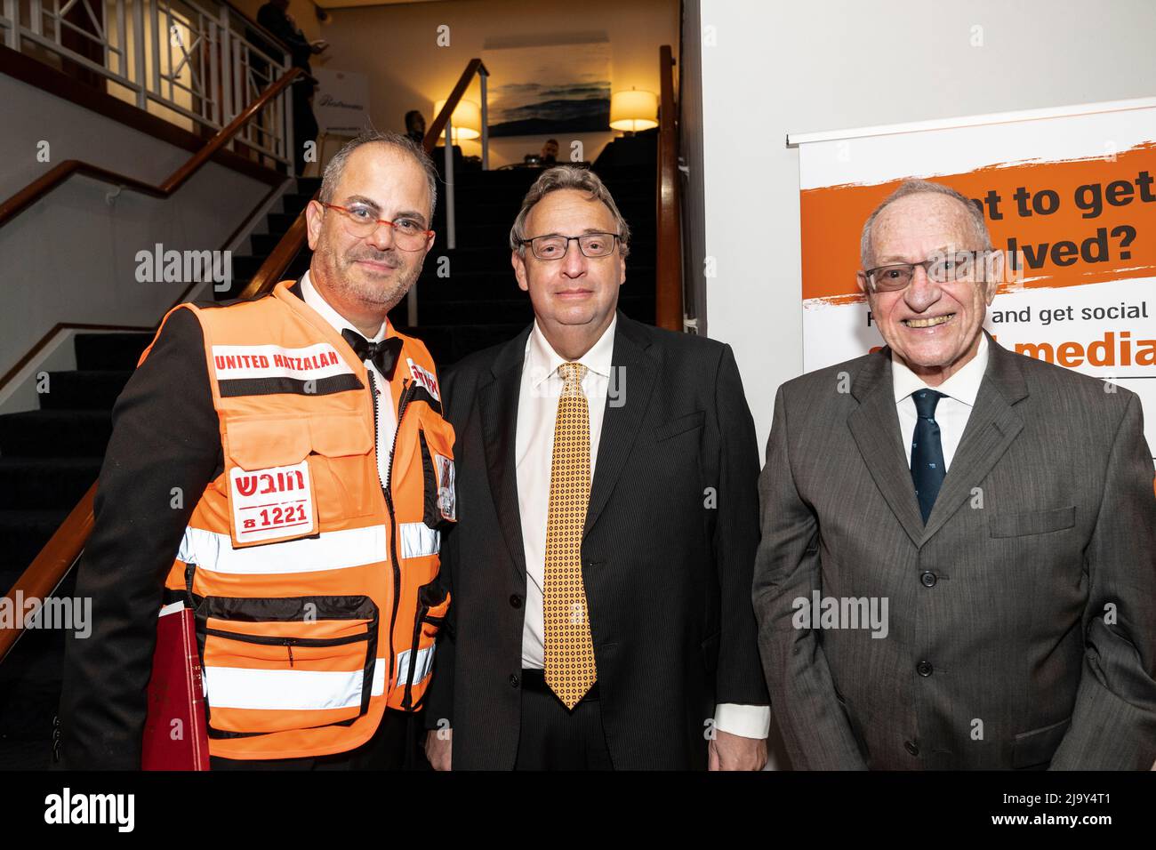 New York, NY - 24 maggio 2022: Eli Beer, presidente di United Hatzalah di Israele (L) e Alan Morton Dershowitz (R) partecipano al gala annuale di raccolta fondi al molo 60 Foto Stock