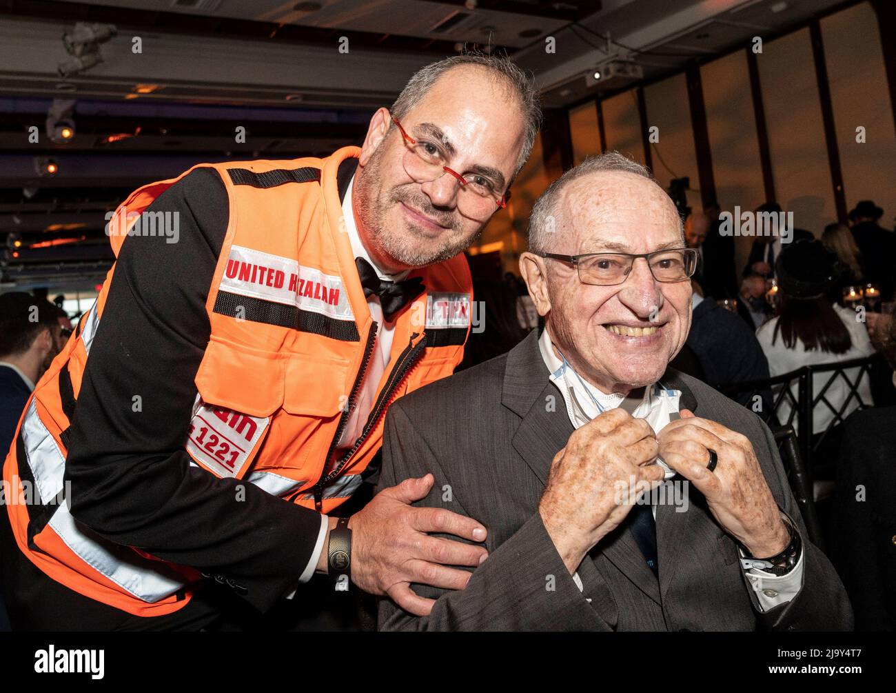 New York, NY - 24 maggio 2022: Eli Beer, presidente della United Hatzalah di Israele e Alan Morton Dershowitz partecipano al gala annuale di raccolta fondi al molo 60 Foto Stock