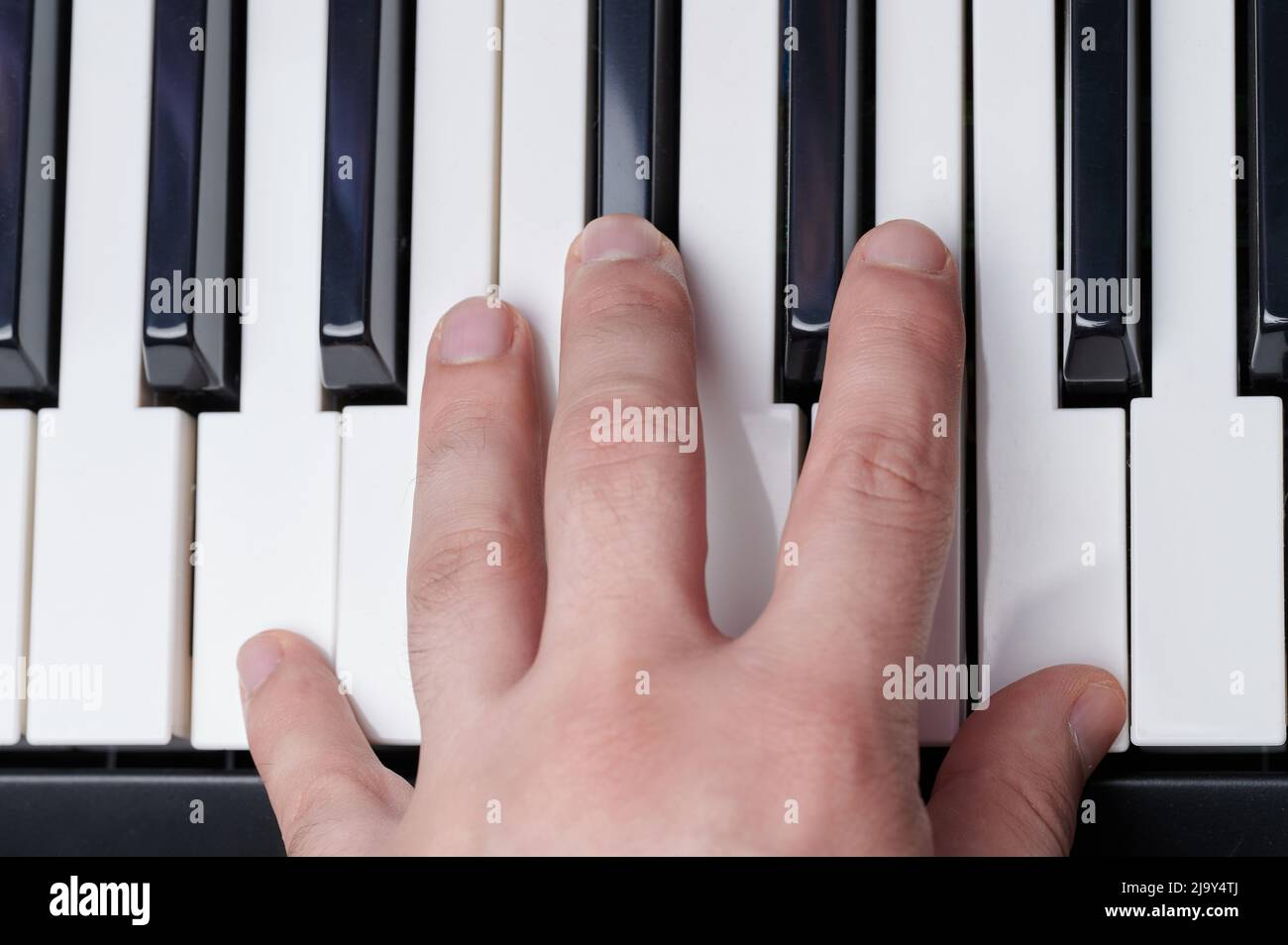 Suonare al pianoforte con una mano in primo piano Foto Stock
