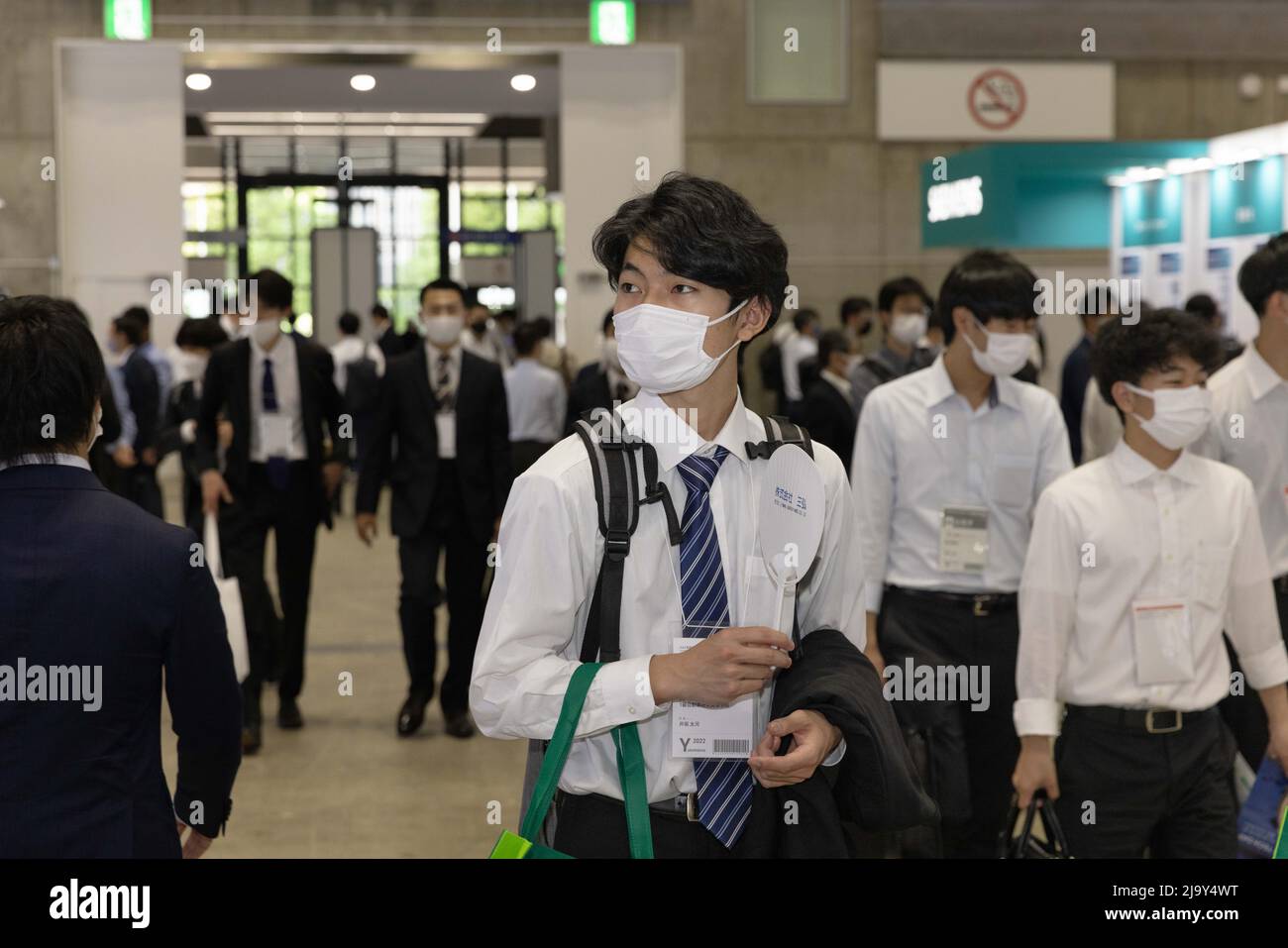 Yokohama, Giappone. 25th maggio 2022. I visitatori dell'Automotive Engineering Exposition 2022 a Pacifico Yokohama attraversano le cabine espositrici. Con il passaggio dalle auto a benzina ai veicoli elettrici, l'industria automobilistica si trova ad affrontare nuove sfide e alimenta l'innovazione tecnologica e la sostenibilità per quanto riguarda il cambiamento climatico e le aspettative della società. I leader mondiali della tecnologia si riuniscono dal 25th al 27th maggio 2022 a Yokohama, in Giappone, per presentare i loro prodotti e le loro soluzioni aziendali più recenti. Credit: SOPA Images Limited/Alamy Live News Foto Stock