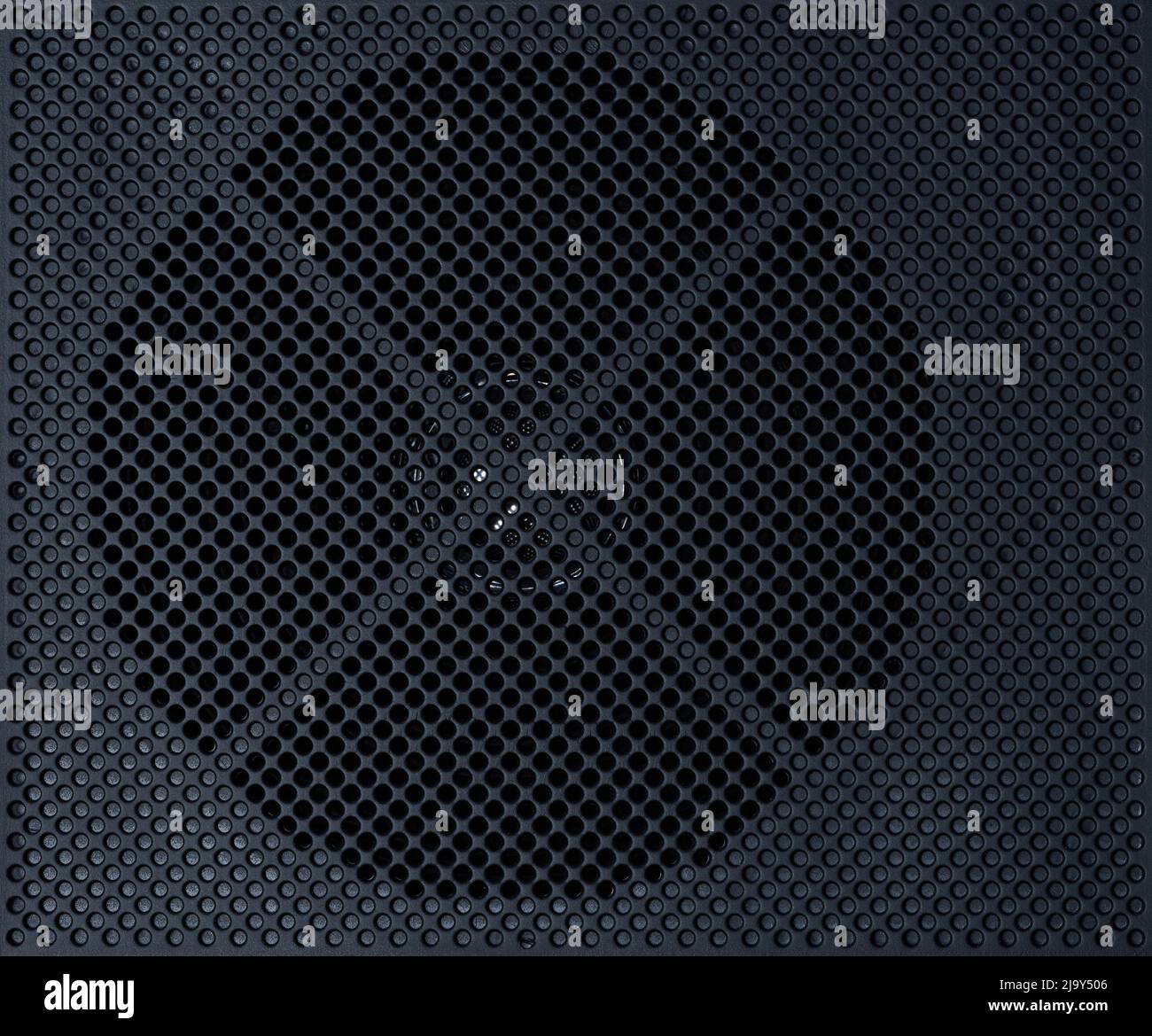 Foro altoparlante in metallo scuro griglia vista ravvicinata Foto Stock