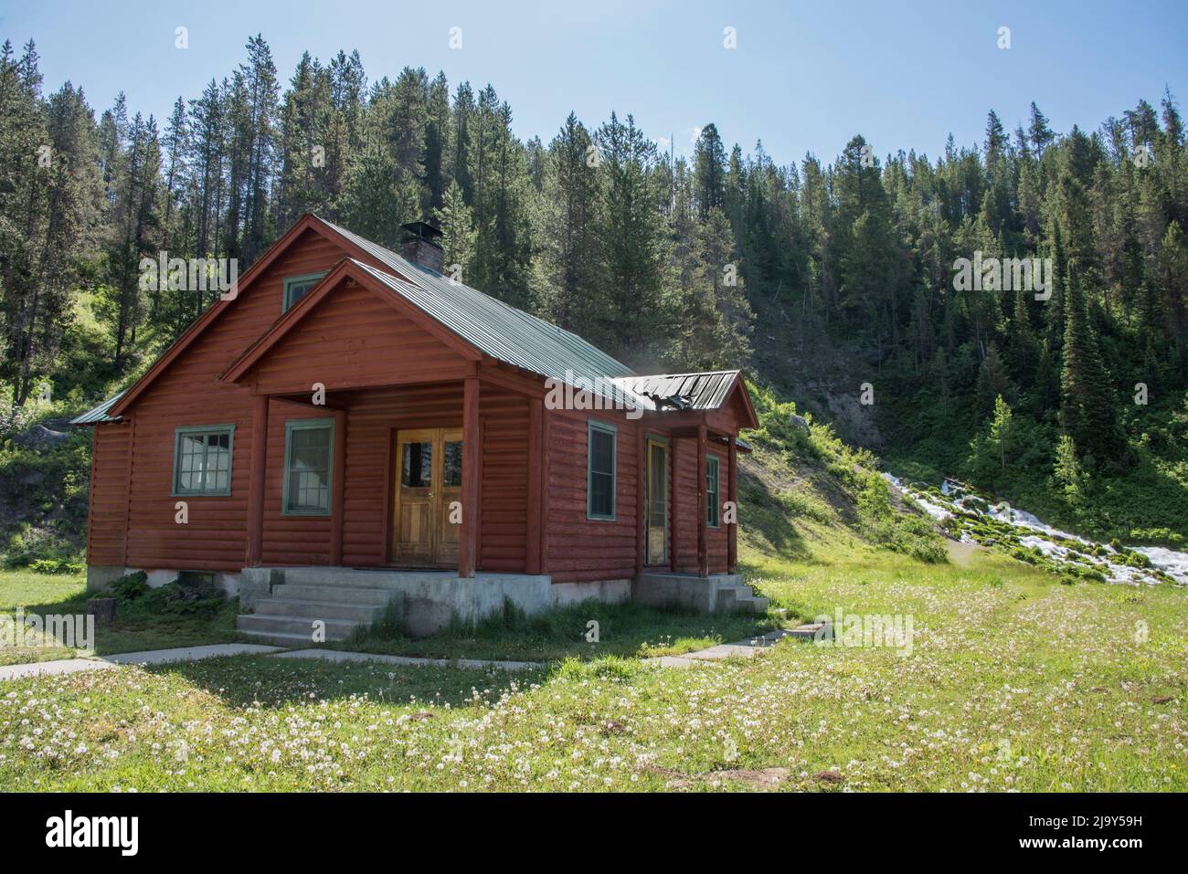 Il Warm River Cabin è disponibile per il noleggio presso il Caribou-Targhee NF. Si trova su Warm River Springs e vi serviva storicamente un vivaio di pesce. Foto Stock