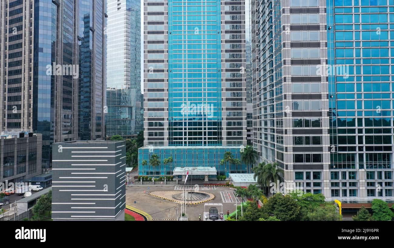 Primo piano della facciata di uno dei grattacieli e degli edifici commerciali dell'area di Gambir nel centro di Jakarta, Indonesia Foto Stock