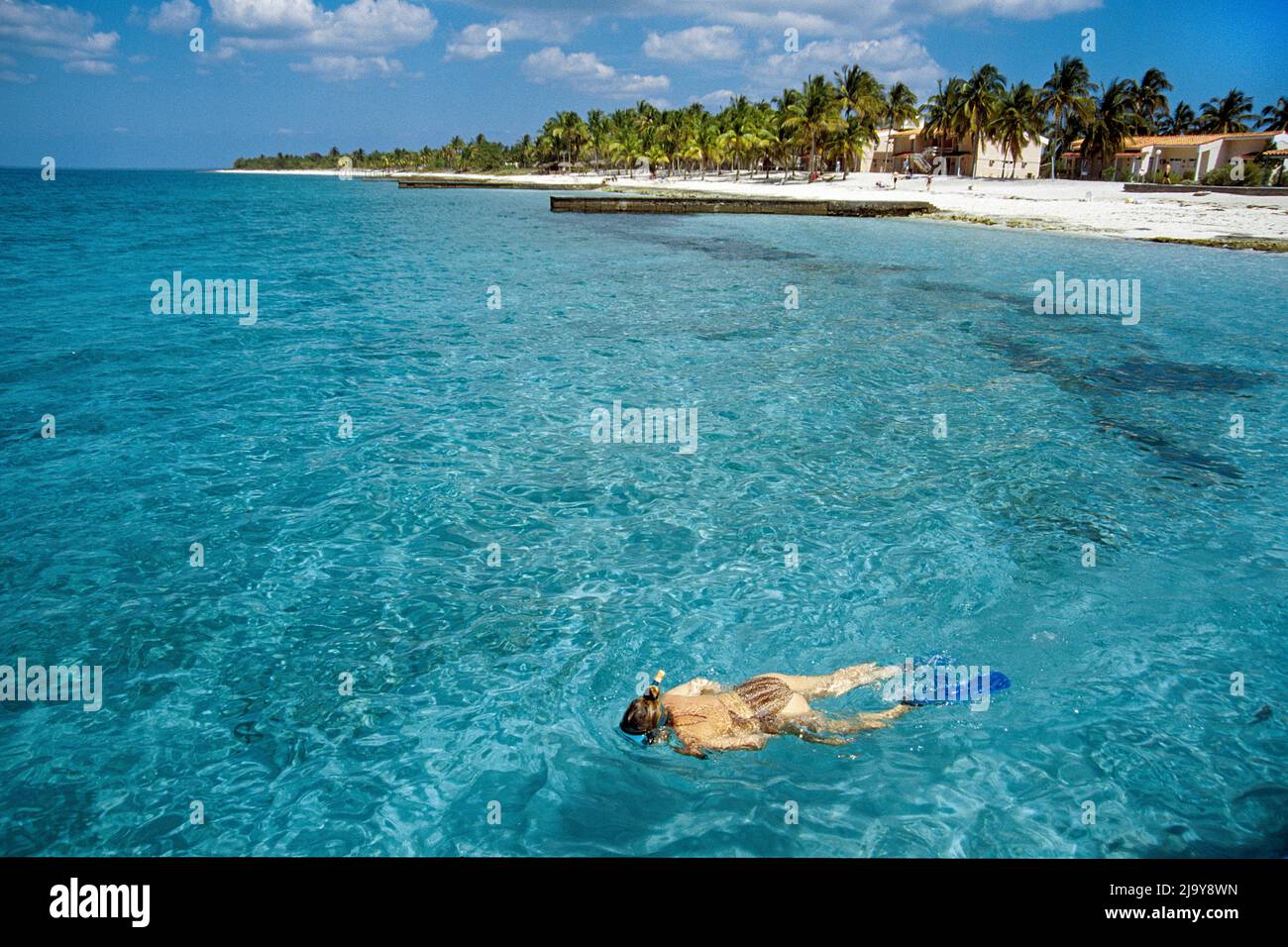 Donna snorkeling nella laguna cristallina, spiaggia di Maria la Gorda, Pinar del Rio, Cuba, Caraibi Foto Stock
