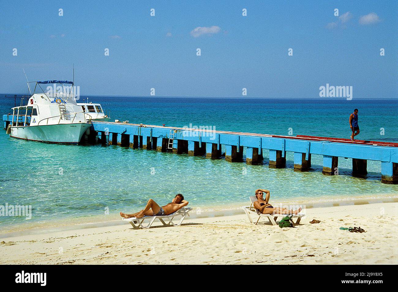 Touristen sonnen sich auf Liegestuehlen am Strand von Maria la Gorda, Pinar del Rio, Kuba, Karibik | turisti che prendono il sole sulla spiaggia di Maria la Gord Foto Stock