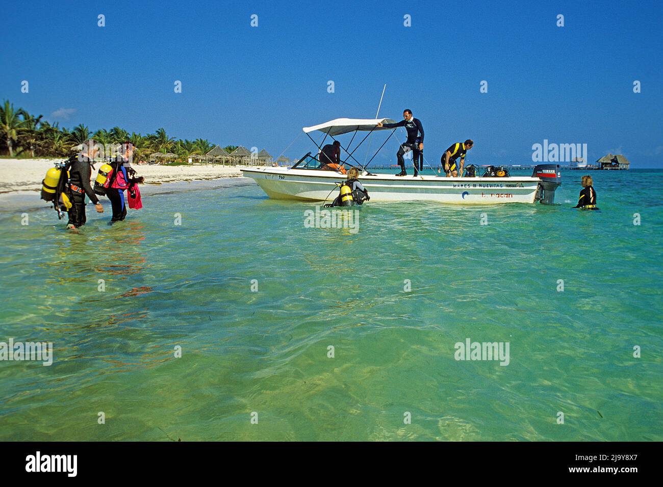Subacquei alla spiaggia di Santa Lucia, provincia Camaguey, Cuba, Caraibi Foto Stock