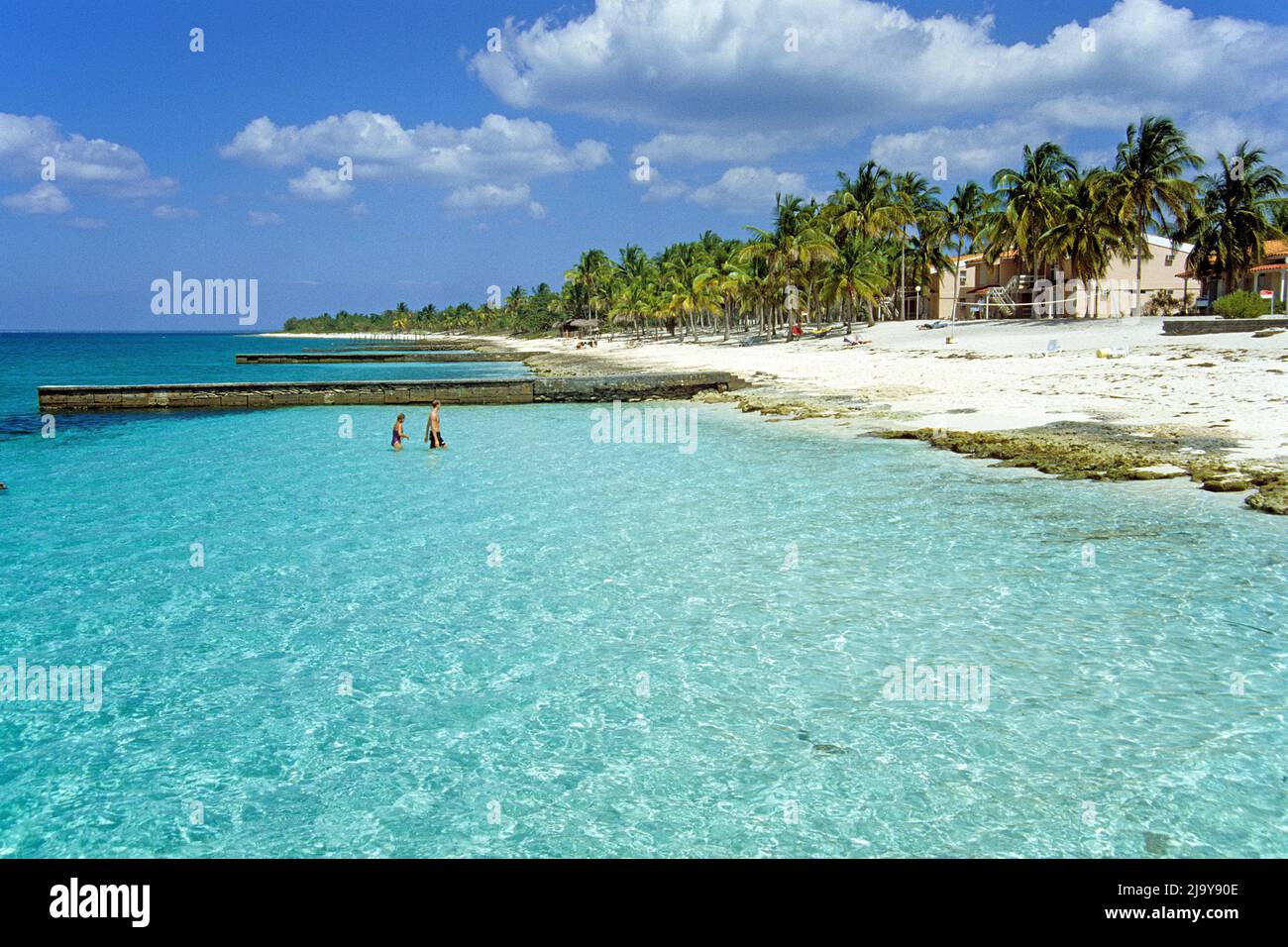 Touristen in der Lagune am Strand vom Resort Maria la Gorda, Pinar del Rio, Kuba, Karibik | turisti nella laguna alla spiaggia di Maria la Gorda resa Foto Stock