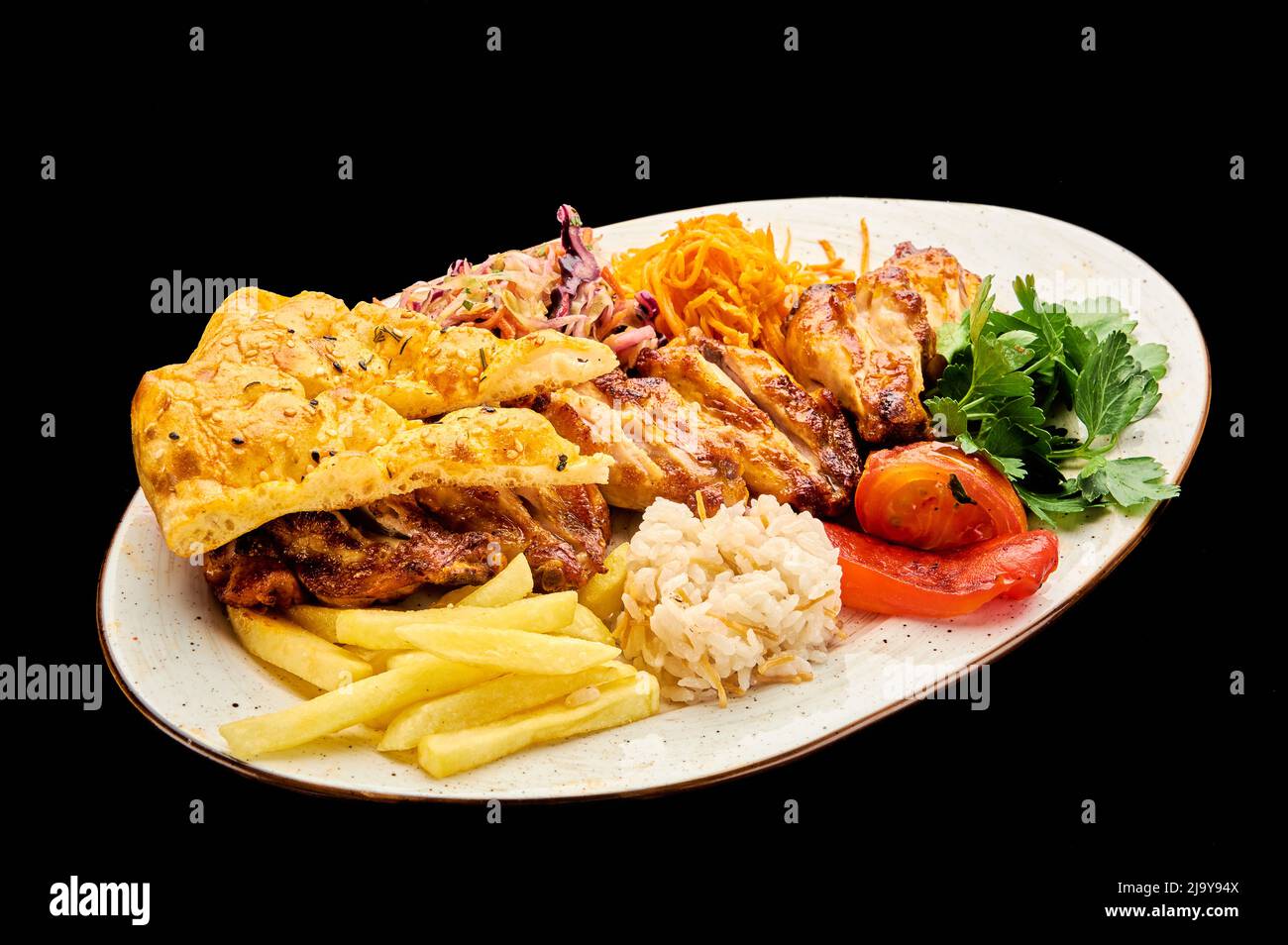 Succosa corda Tavuk di ali di pollo con riso e patatine fritte su uno sfondo nero isolato Foto Stock