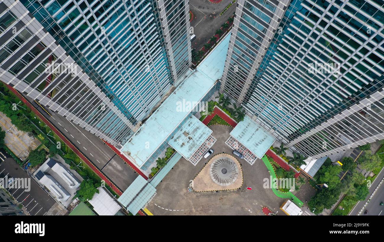 Due edifici per uffici a Jakarta. Scatto aereo dall'alto verso il basso Foto Stock