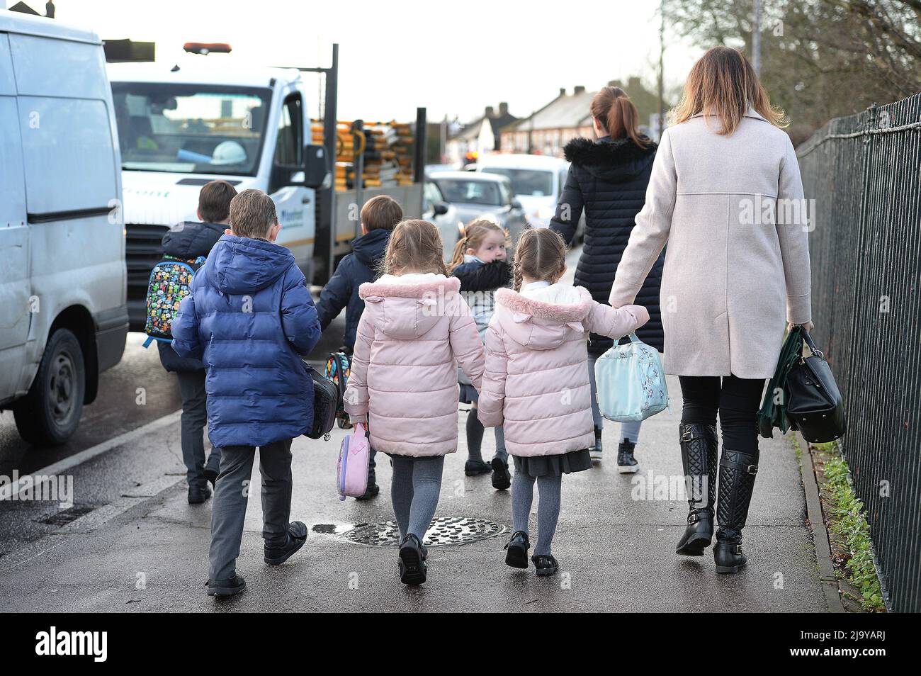 File foto datato 17/01/20 dei genitori che camminano i loro figli a scuola, come un 'intensificazione' di genitori ha portato molti genitori a fronteggiare più giudizio e stress rispetto alle generazioni precedenti, secondo un rapporto. Foto Stock