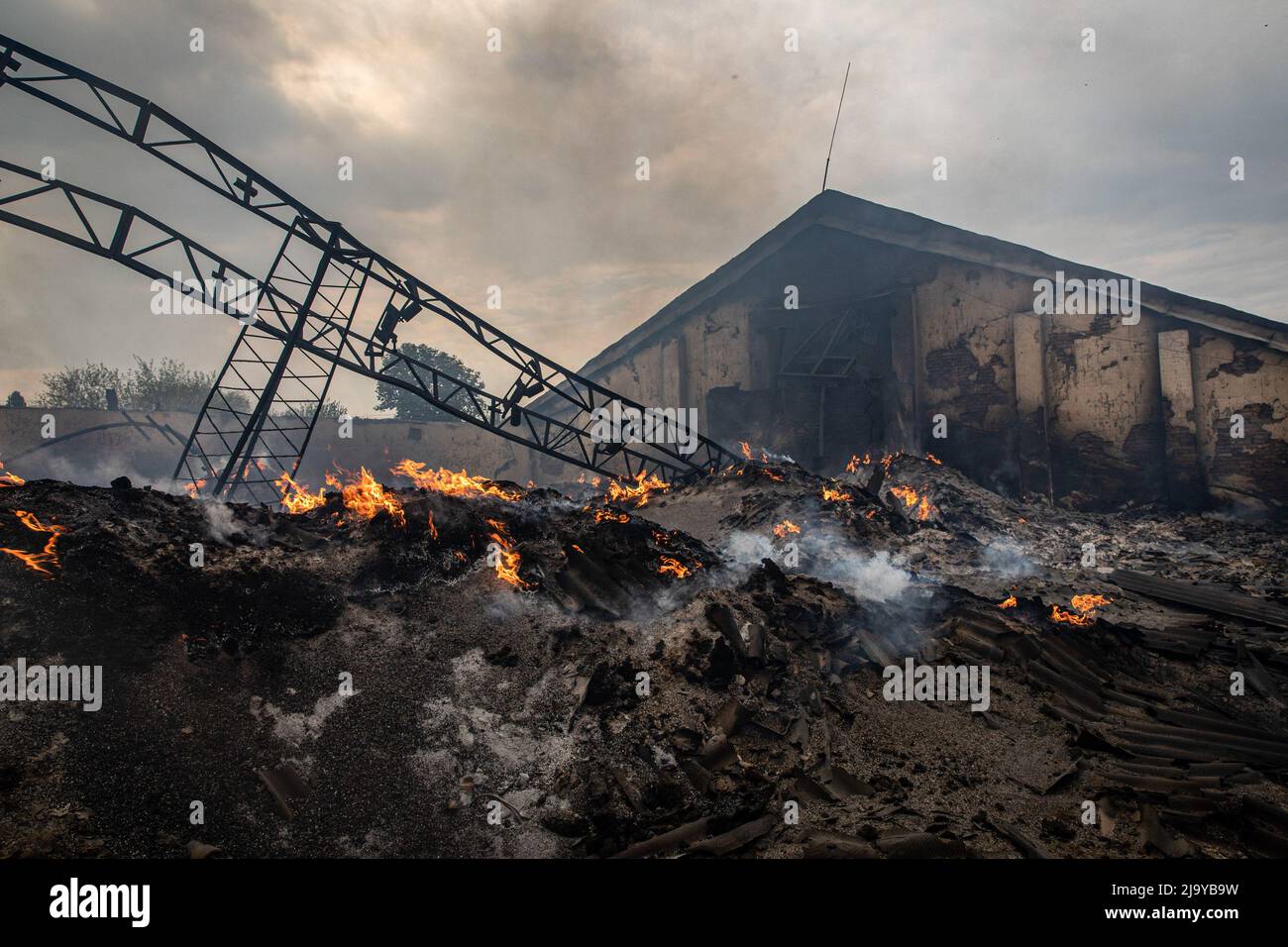 Le rovine di grano e le infrastrutture distrutte possono essere viste in un silo di grano distrutto dagli attacchi aerei russi nella città di Sivers'k, Donbas. Un silo di grano nella regione di Donbas è stato distrutto da un bombardamento russo, in quanto la regione è sotto pesante attacco, con l'Ucraina e le forze russe a contendere la zona, in mezzo alla piena invasione russa dell'Ucraina iniziata il 24 febbraio, la guerra che ha ucciso numerosi civili e soldati. Credit: SOPA Images Limited/Alamy Live News Foto Stock