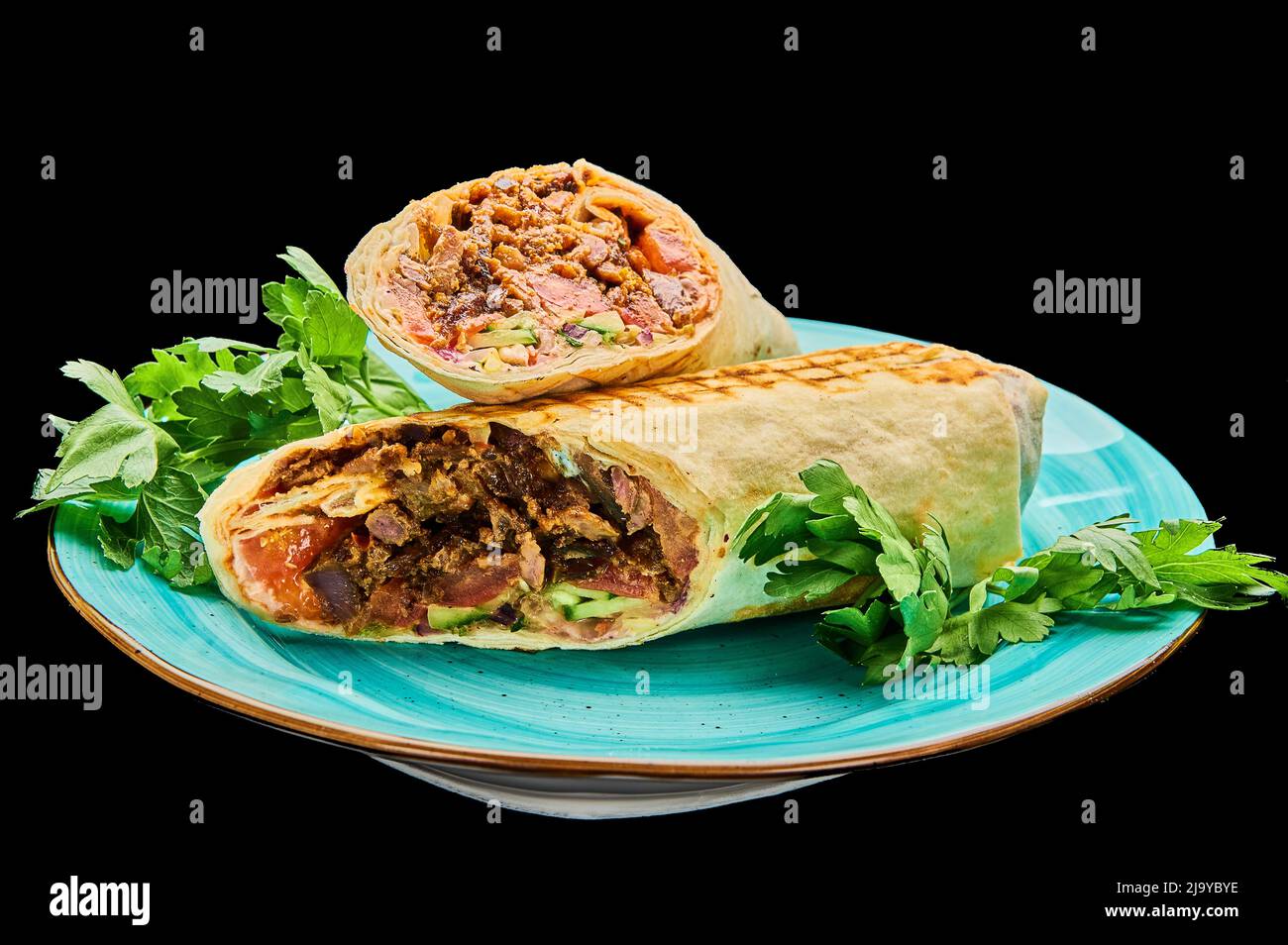 Delizioso shawarma di manzo in pita pane di formaggio su sfondo nero isolato Foto Stock