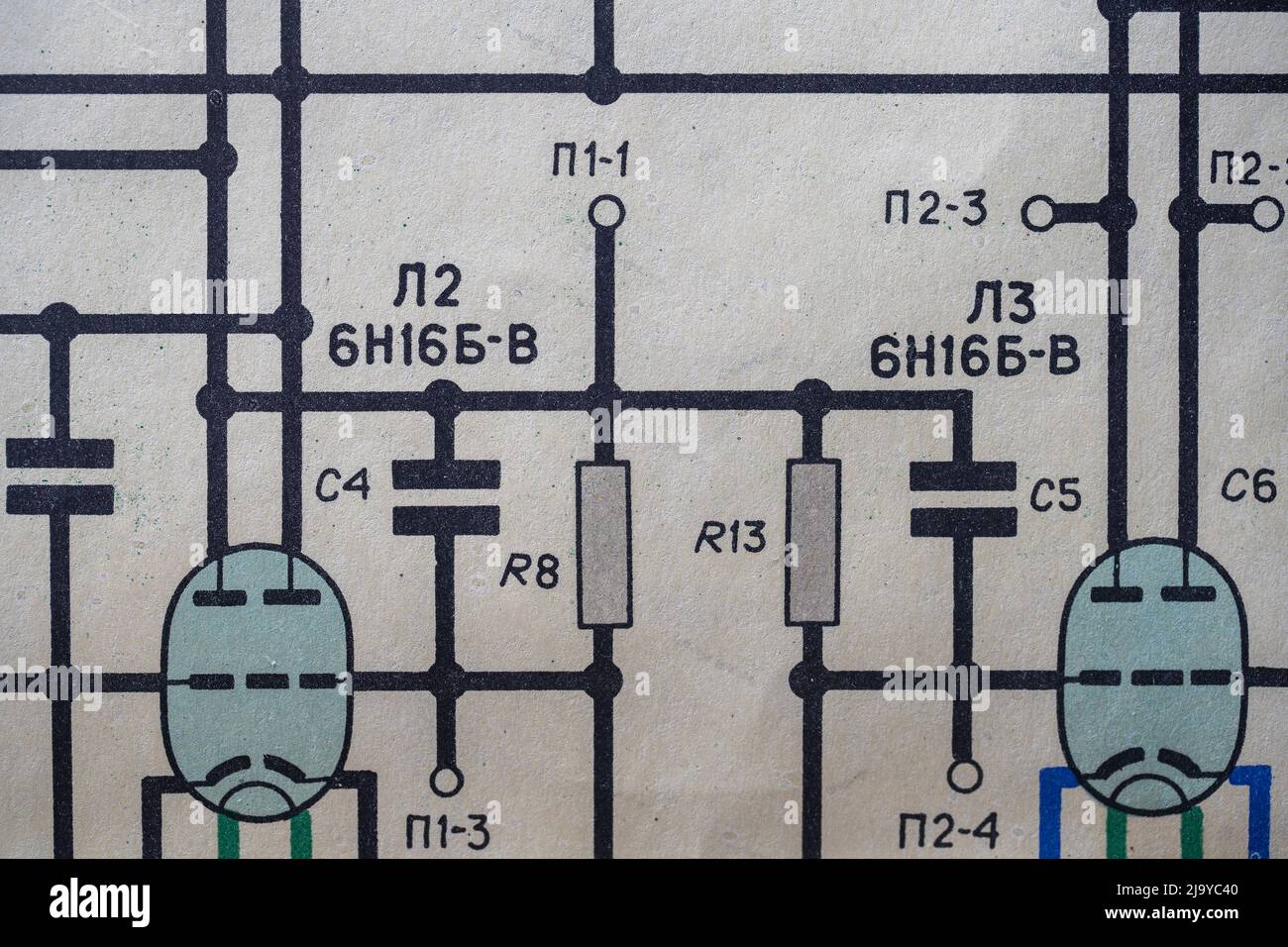 Vecchio circuito radio stampato su carta vintage schema elettrico come  sfondo per l'istruzione, l'industria elettrica e la riparazione. Schema radio  elettrica f Foto stock - Alamy