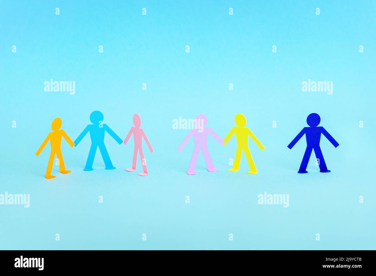 gruppo di persone di carta silhouette in piedi in righe, concetto di diversi tipi e diversità nelle relazioni Foto Stock