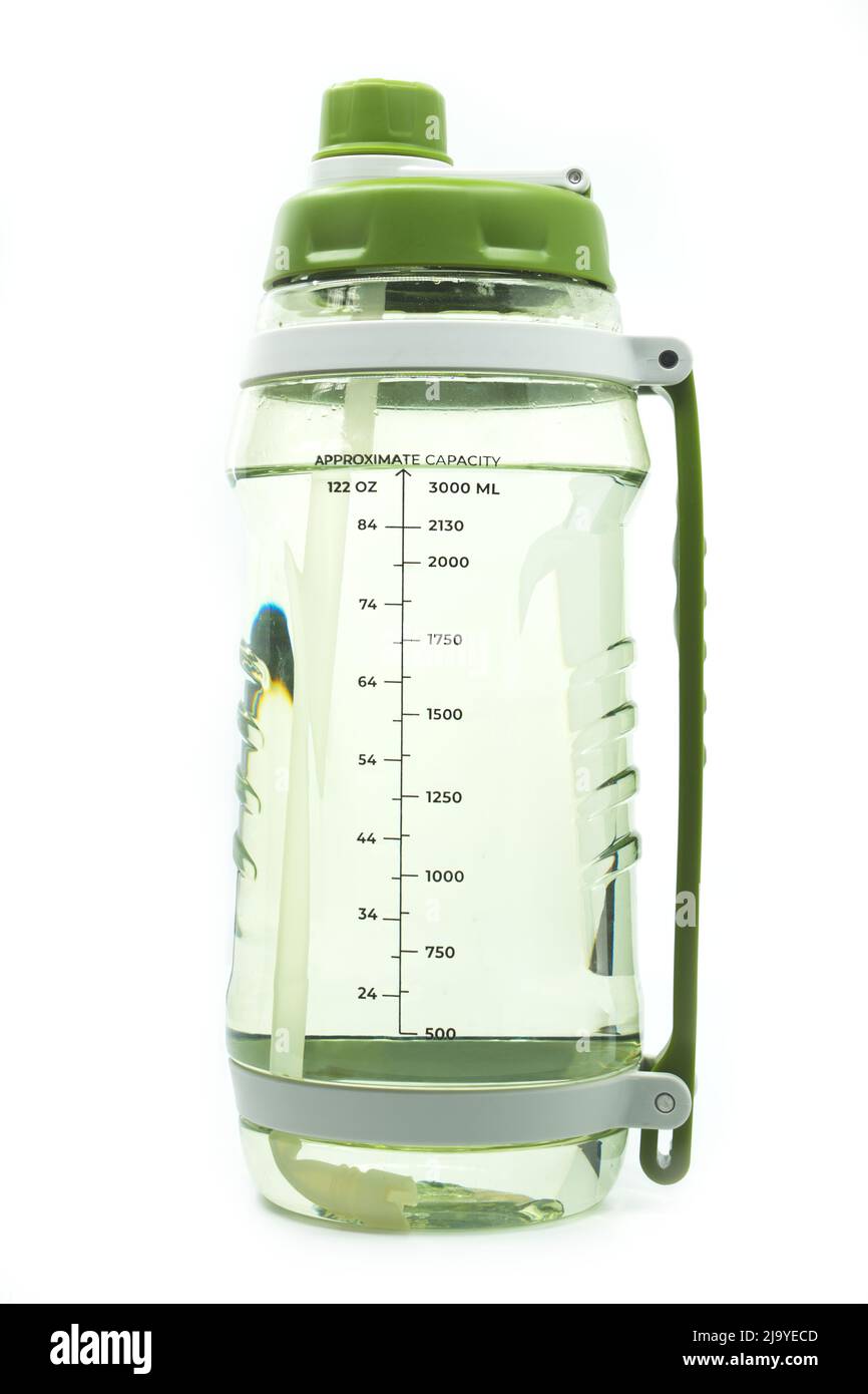 Bottiglia d'acqua grande da 3000 ml o 122 oz su sfondo bianco, verde chiaro e trasparente con tappo e cannuccia all'interno. I numeri indicano Foto Stock