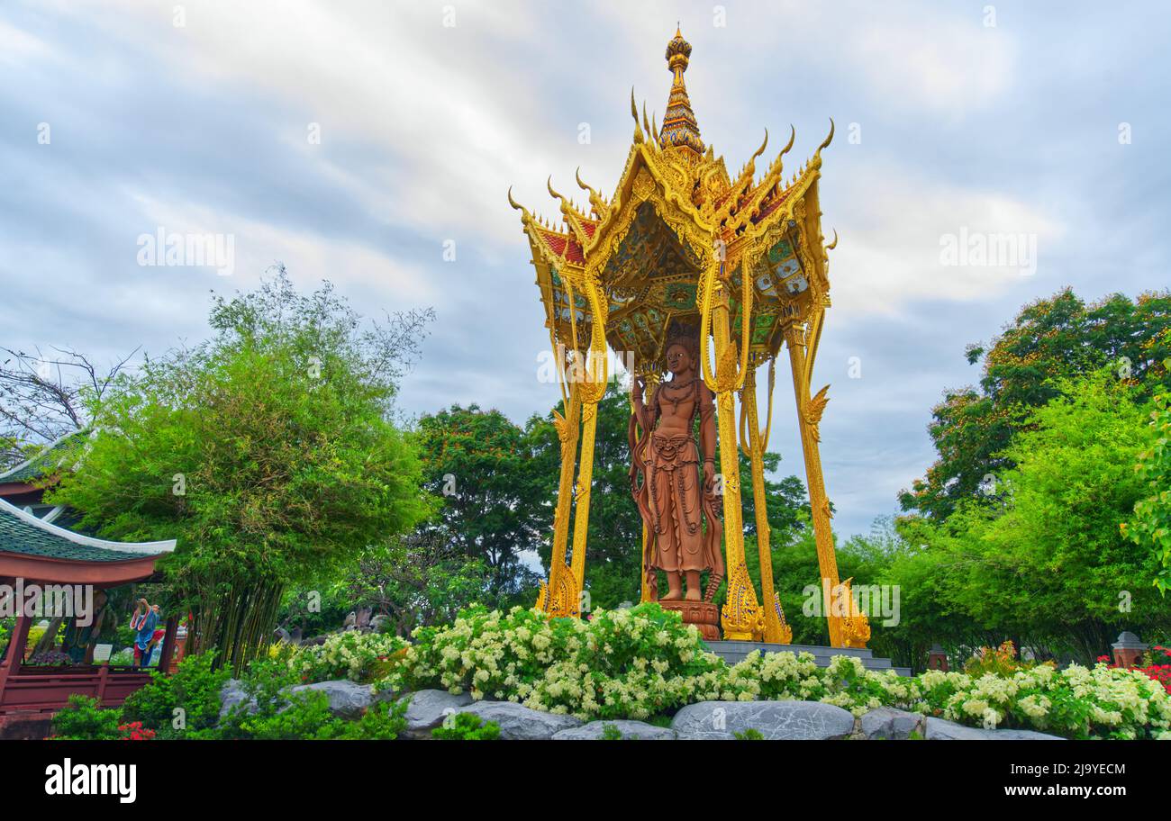 Samut Prakan, Thailandia - 03 aprile 2022: Bel Buddha di legno Guan Yin o la dea della misericordia nella Città Antica, il famoso museo all'aperto. Foto Stock