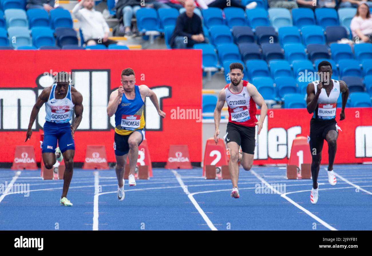 Gordon Scott, Adam Thomas, Dewi Hammond e Taymir Burnet gareggiano nella gara maschile del 100m B alla Birmingham Diamond League, Birmingham Inghilterra, per M Foto Stock