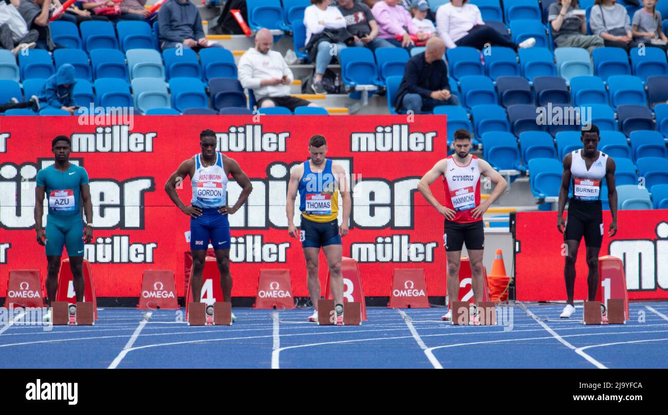 Jeremiah azu, Gordon Scott, Adam Thomas, Dewi Hammond e Taymir Burnet gareggiano nella gara maschile del 100m B alla Birmingham Diamond League di Birmingha Foto Stock