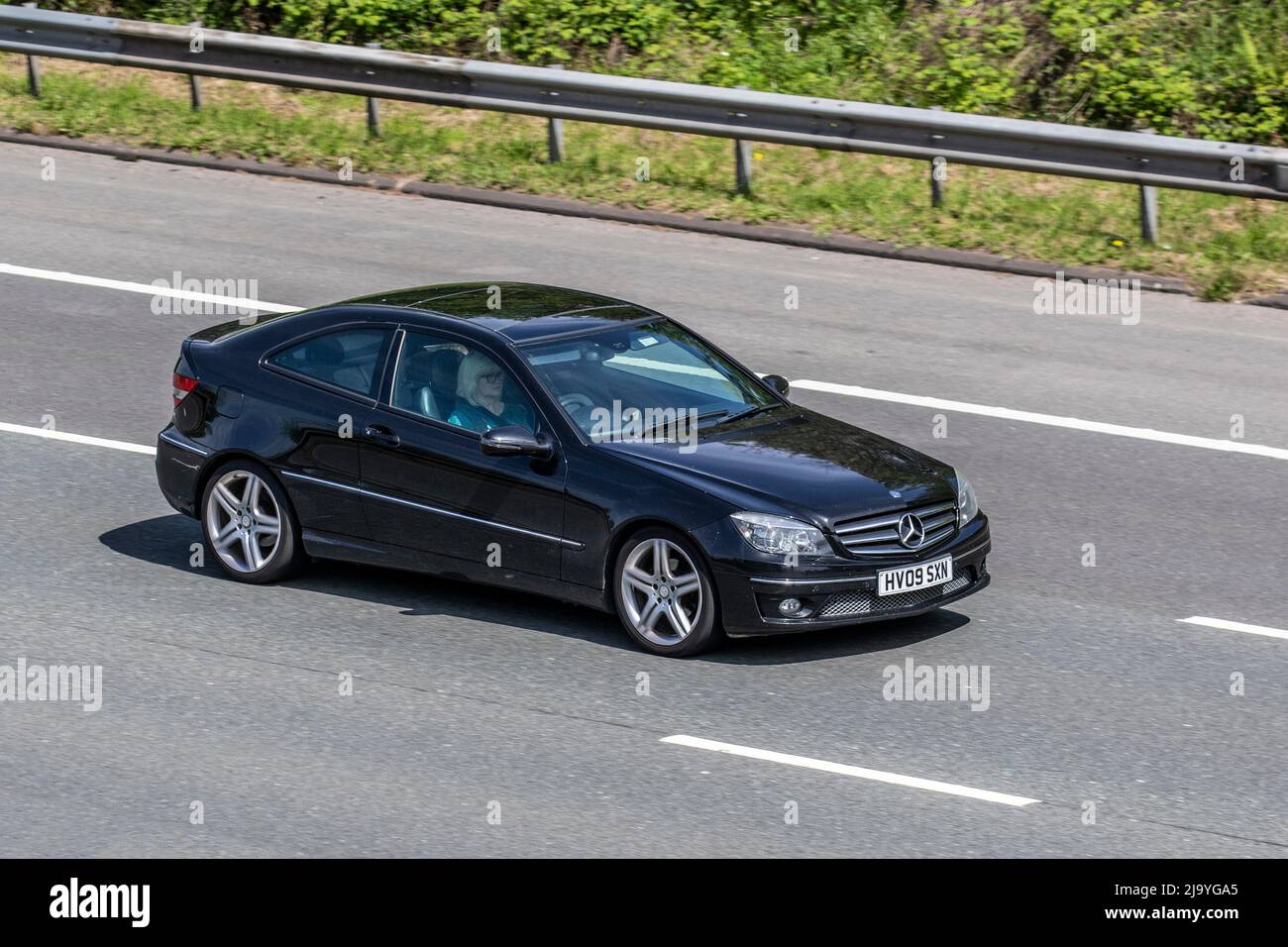 2009 nero Mercedes Benz C CLC180 KOMPRESSOR Sport 1796cc benzina 6 velocità  automatica 2DR viaggiando sull'autostrada M6 UK Foto stock - Alamy