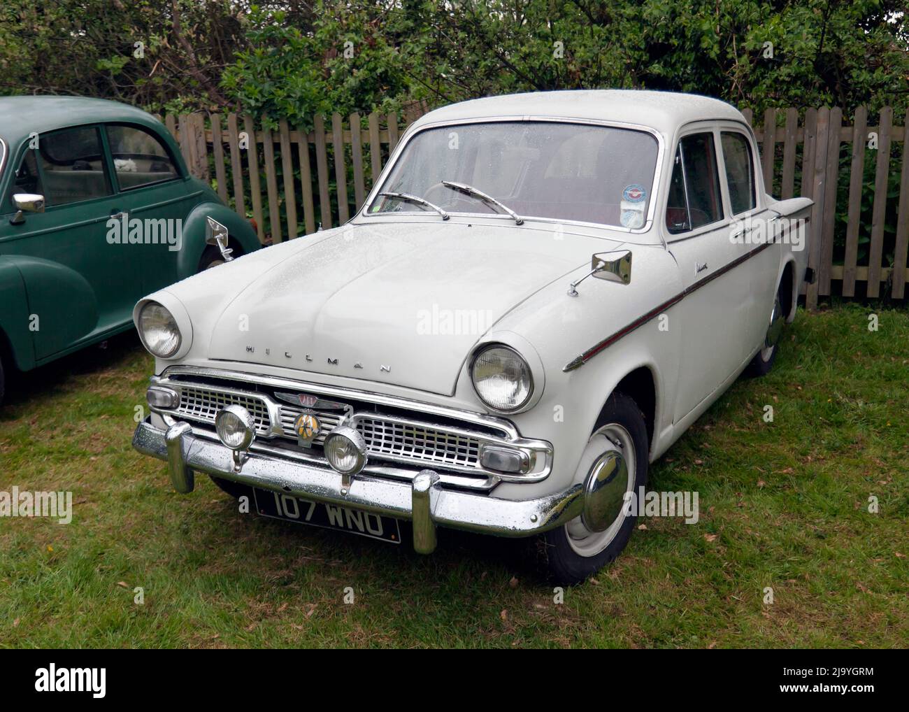 Vista frontale di tre quarti di un Hillman Minx bianco, 1961, in esposizione al Foto Stock