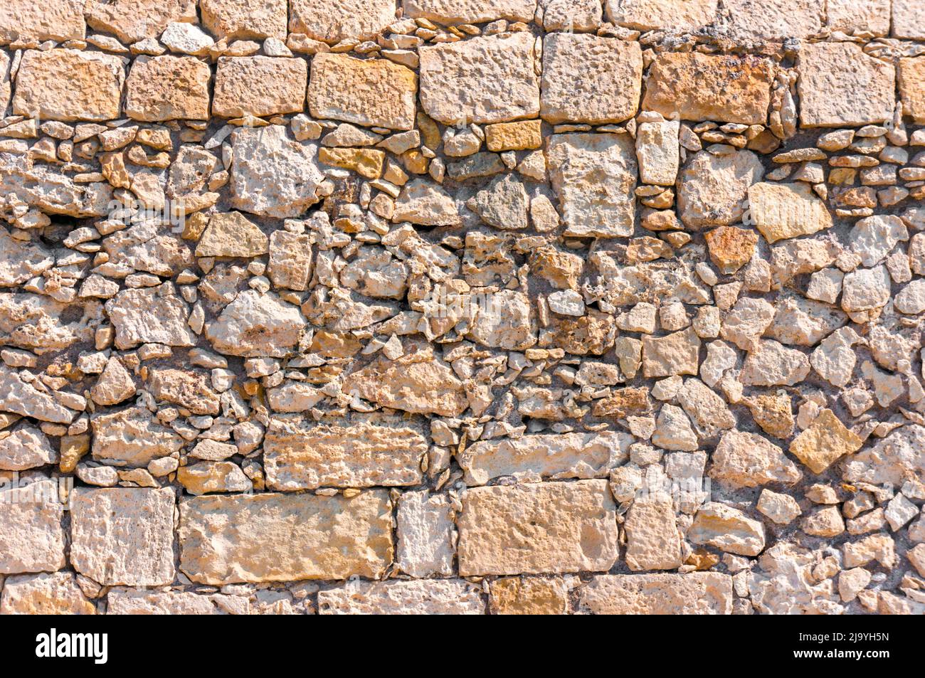La texture della vecchia parete di roccia per lo sfondo. Foto Stock