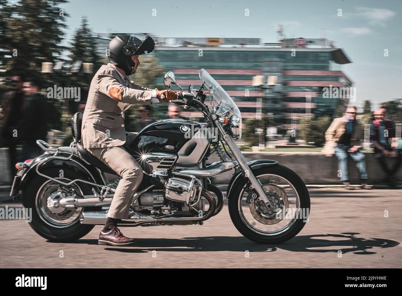 Distinto Gentleman's Ride 2022 a Bucarest Romania maggio, trionfo classico moto evento signori Ride classico moto e abiti classici Foto Stock