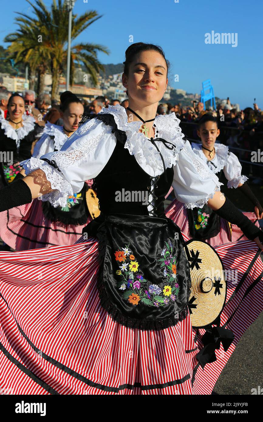 Vista generale del Festival di Nizza, Francia domenica 16 febbraio 2020. Quest'anno il tema del carnevale è la moda. Le sfilate dei carri di Carnevale si svolgono giorno e notte. Ci sono anche diverse battaglie di fiori (sfilate di fiori) che si svolgono sulla Promenade des Anglais Foto Stock