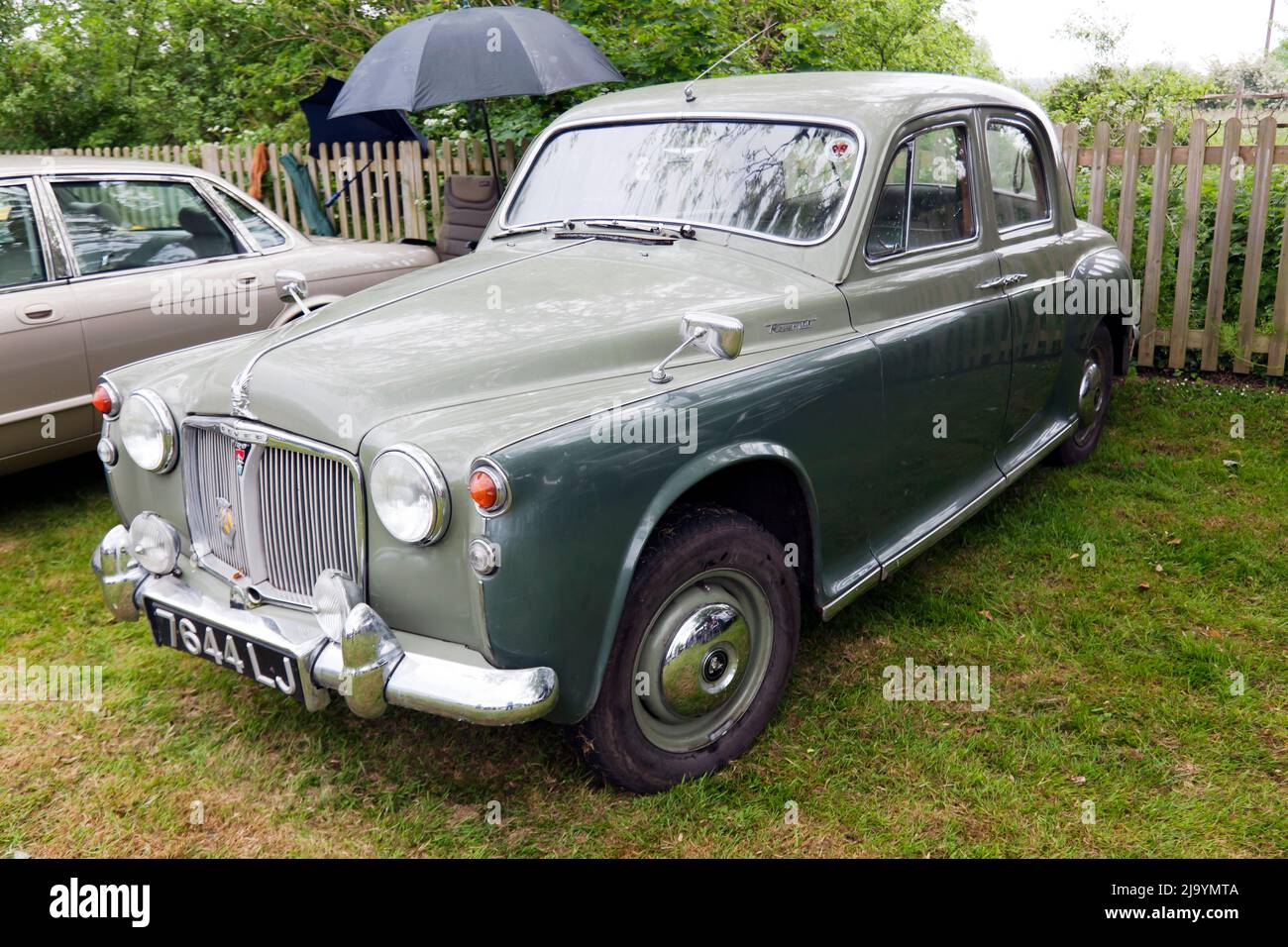 Vista frontale di tre quarti di una Rover 100 verde, 1962, in esposizione al Wickhambreaux Classic Car Show, 2022 Foto Stock