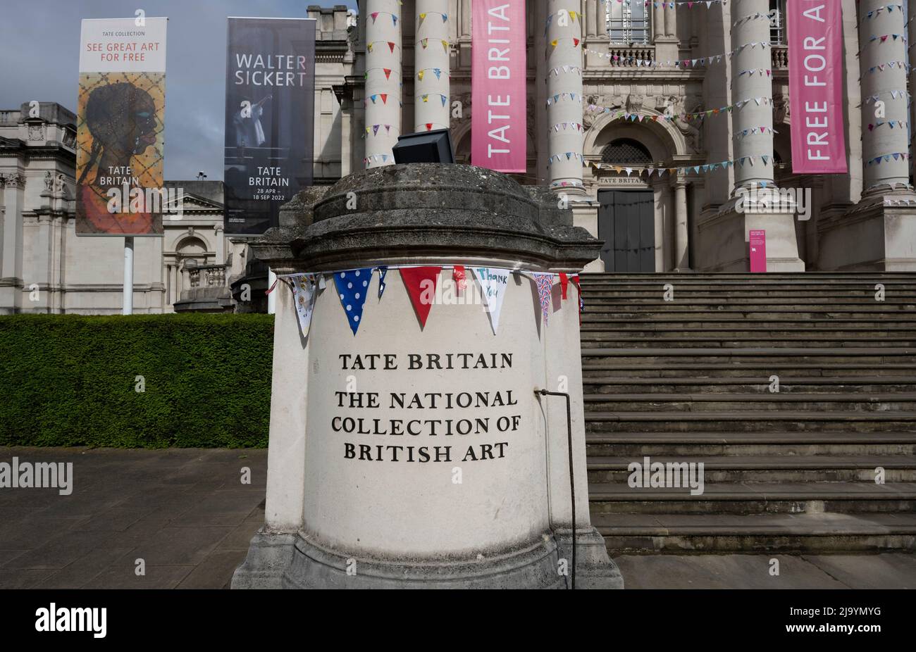 Tate Britain, Londra, Regno Unito. 26 maggio 2022. La facciata di Tate Britain è coperta da conigli, tutti realizzati appositamente da scolari e visitatori delle gallerie come parte del Thank You Day della Coalizione di Together a livello nazionale per celebrare il Giubileo della Regina. Durante le vacanze scolastiche di metà periodo dal 28 maggio al 5 giugno, tutti sono invitati a partecipare a workshop gratuiti per famiglie a Tate Britain per fare il proprio coniglietto, che possono aggiungere alle decorazioni della galleria o portare a casa per le loro celebrazioni. Credit: Malcolm Park/Alamy Live News Foto Stock