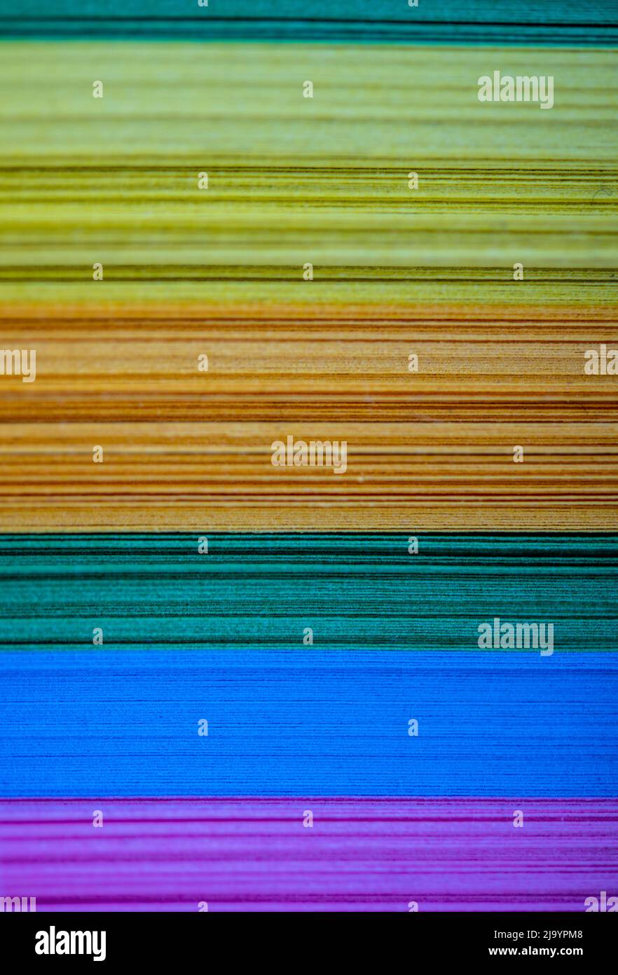 Estratto di un mucchio di pezzi di carta colorati Foto Stock