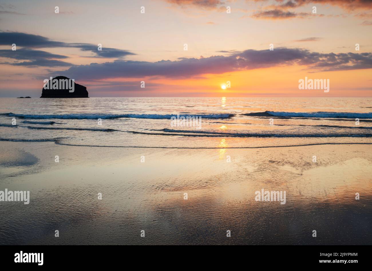 Tramonto a Trebarwith Strand in Cornovaglia, England, Regno Unito Foto Stock