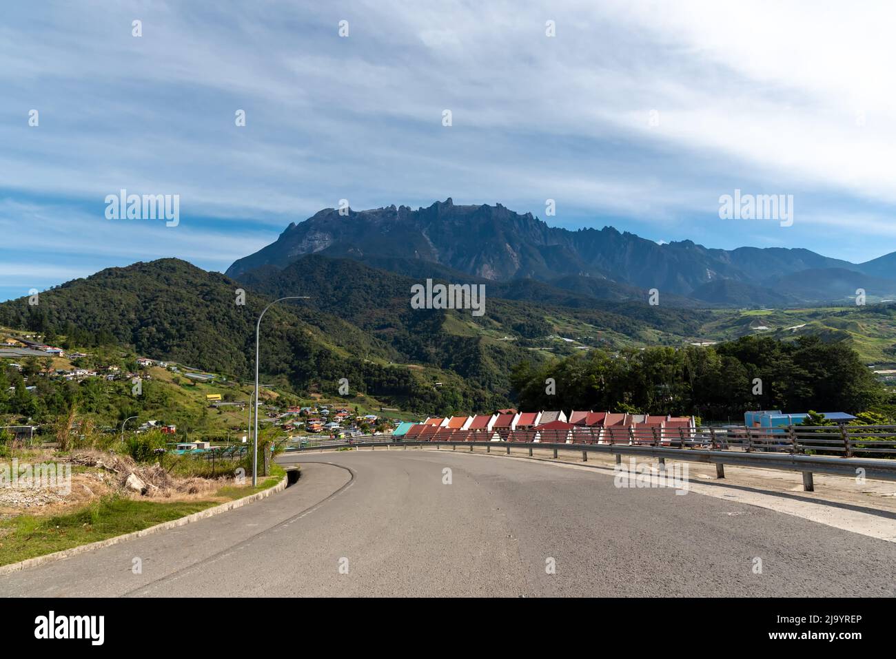 Vista del Monte Kinabalu dall'autostrada in Sabah Borneo Malesia Foto Stock