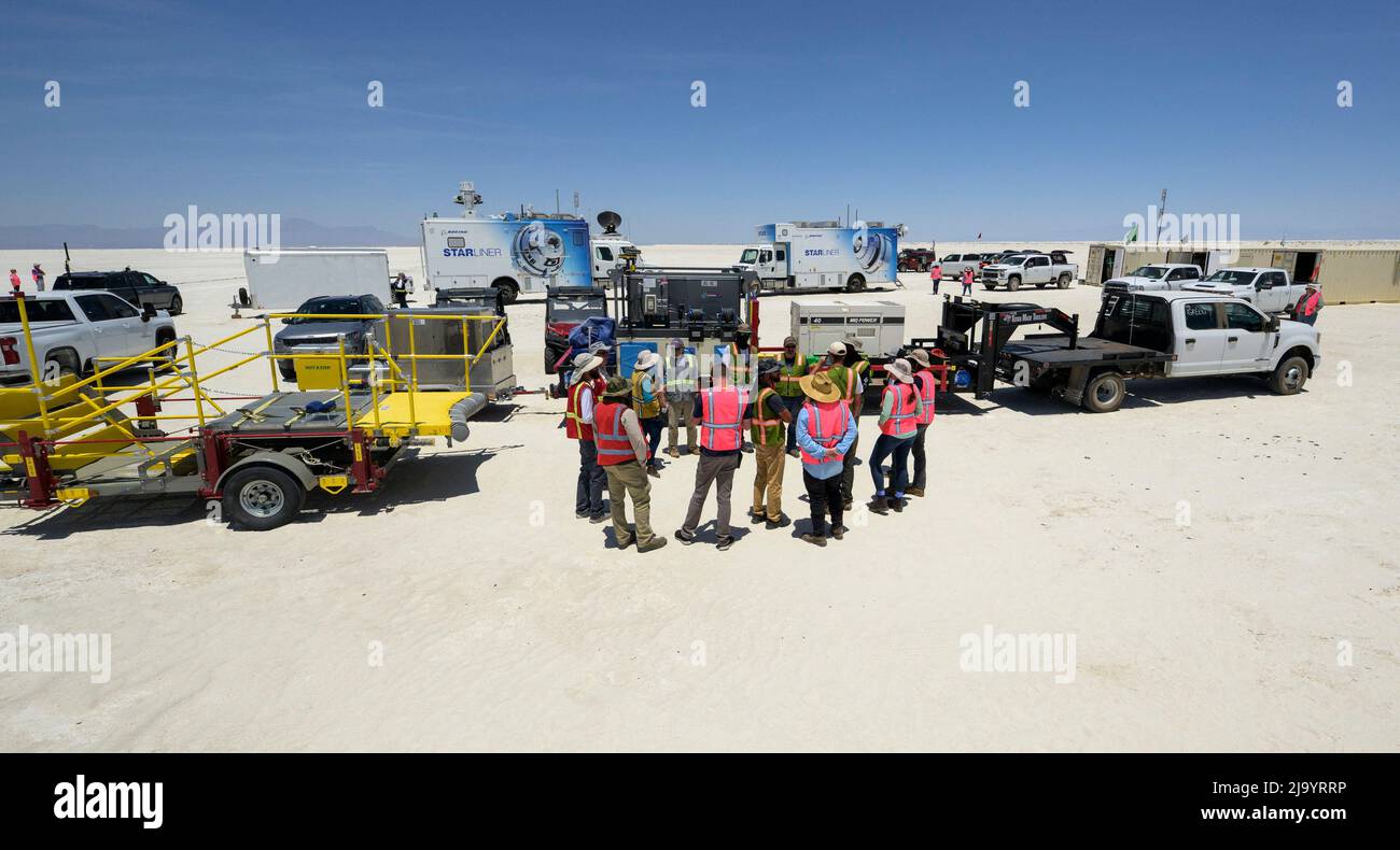 Le squadre della NASA e della Boeing si preparano per l’atterraggio della navicella spaziale Boeing CST-100 Starliner al White Sands Missile Range’s Space Harbour, mercoledì 25 maggio 2022, nel New Mexico. Il Boeing Orbital Flight Test-2 (OFT-2) è il secondo test di volo senza equipaggio di Starliner per la Stazione spaziale Internazionale come parte del programma Commercial Crew della NASA. OFT-2 funge da test end-to-end delle funzionalità del sistema. Foto di Bill Ingalls/NASA via CNP/ABACAPRESS.COM Foto Stock