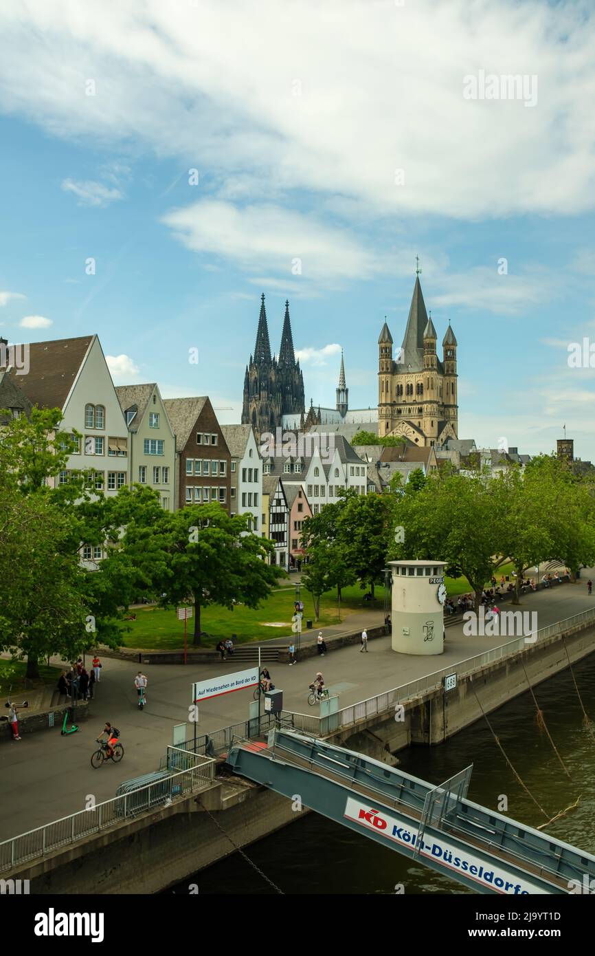 Colonia, Germania - 17 maggio 2022 : Vista panoramica della cattedrale di San Martino, il Duomo e la gente che cammina vicino al fiume Reno di Colonia Foto Stock