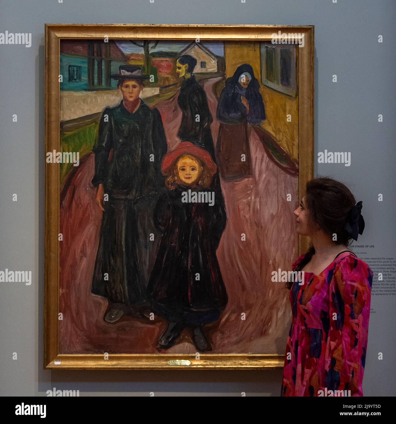 Londra, Regno Unito. 26 maggio 2022. 'Four stage of life', 1902, di Edvard Munch in anteprima di "The Morgan Stanley Exhibition: Edvard Munch. Capolavori di Bergen” alla Galleria Courtauld. 18 dipinti di Munch del KODE Bergen Art Museum, Norvegia, che ospita una delle più importanti collezioni di Munch del mondo, sono esposti insieme come un gruppo fuori dalla Scandinavia per la prima volta. La mostra si svolge dal 27 maggio al 5 settembre 2022. Credit: Stephen Chung / Alamy Live News Foto Stock