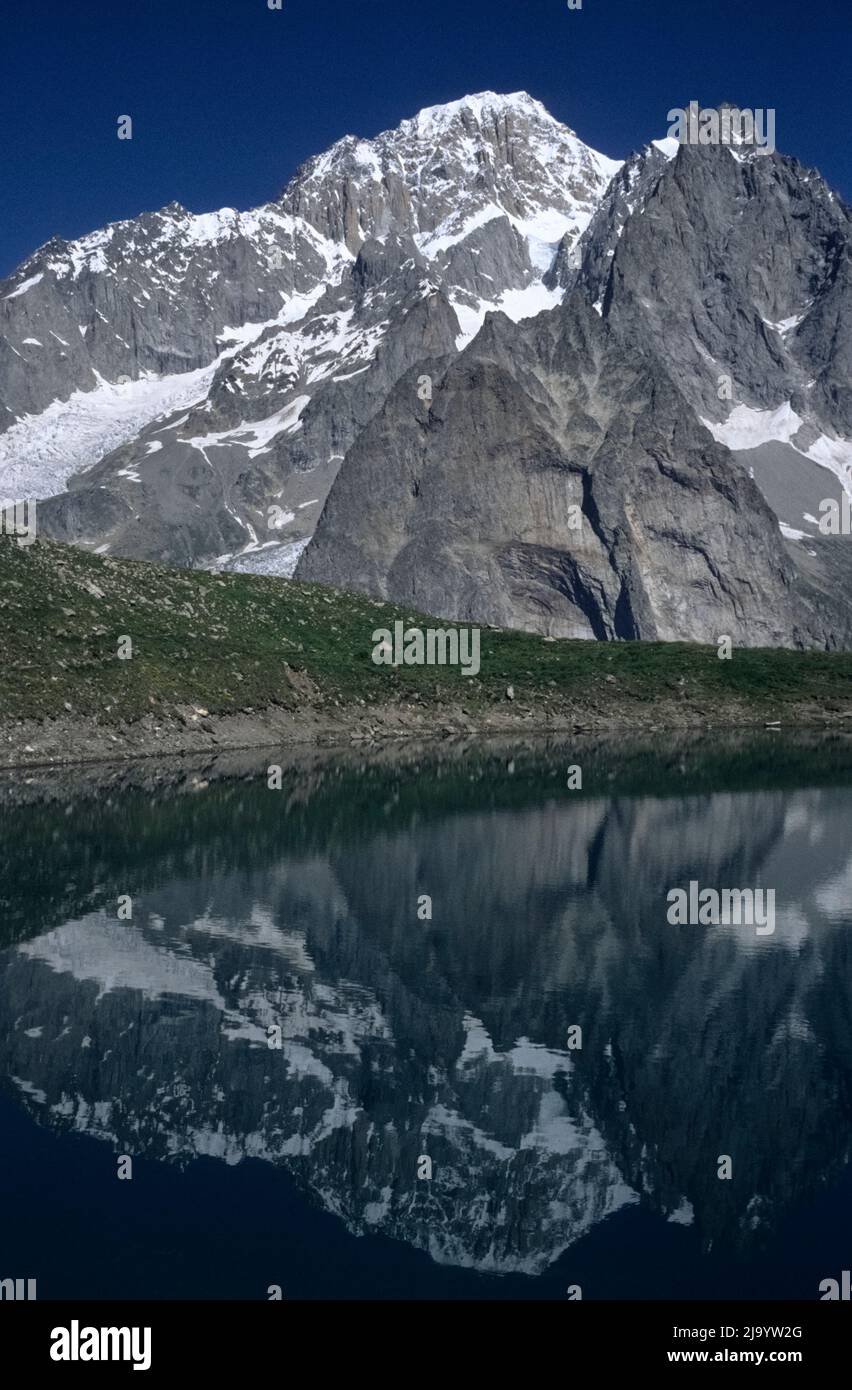 Al Lago Chécrouit, il Monte Bianco di Courmayeur si riflette nel lago di montagna. Valle d'Aosta, Italia, 1990 Foto Stock