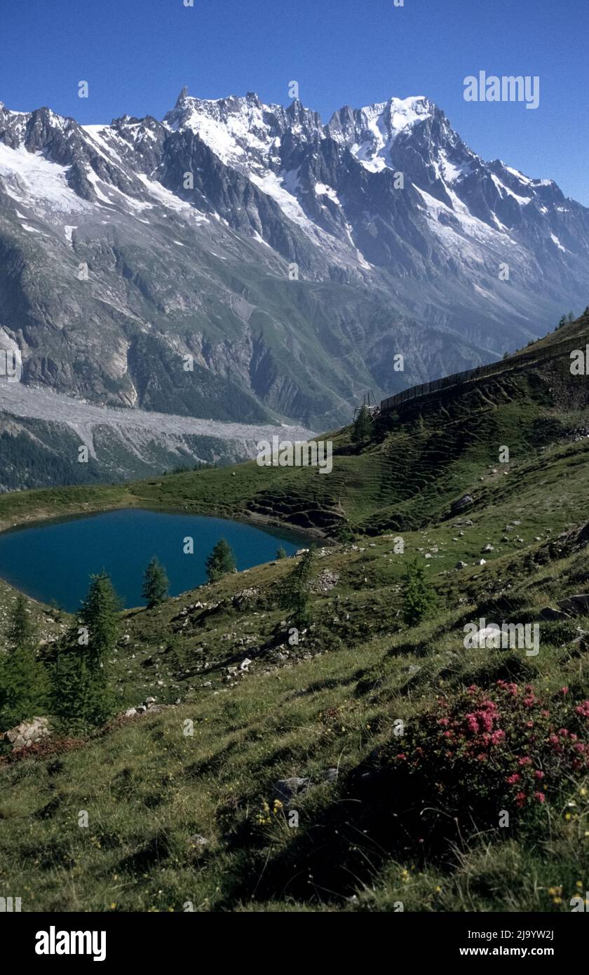 Il lago di montagna Lago Chécrouit con i Grandes Jorasses. Courmayeur, Valle d'Aosta, Italia, 1990 Foto Stock