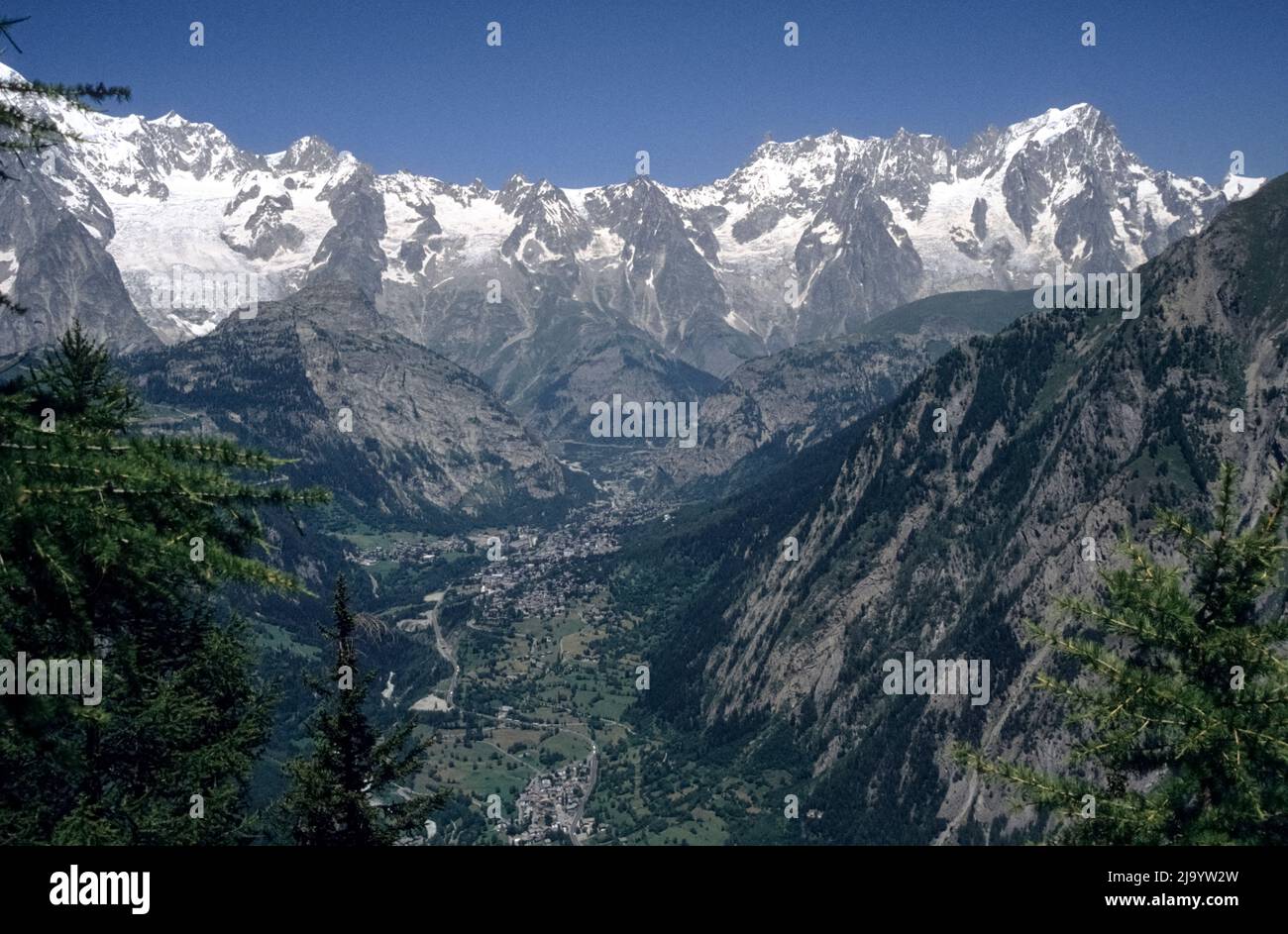 Panorama al Belvedere d'Arpy. Lato sud del massiccio del Monte Bianco e Courmayeur dal punto di vista. Valle d'Aosta, Italia, 1990 Foto Stock