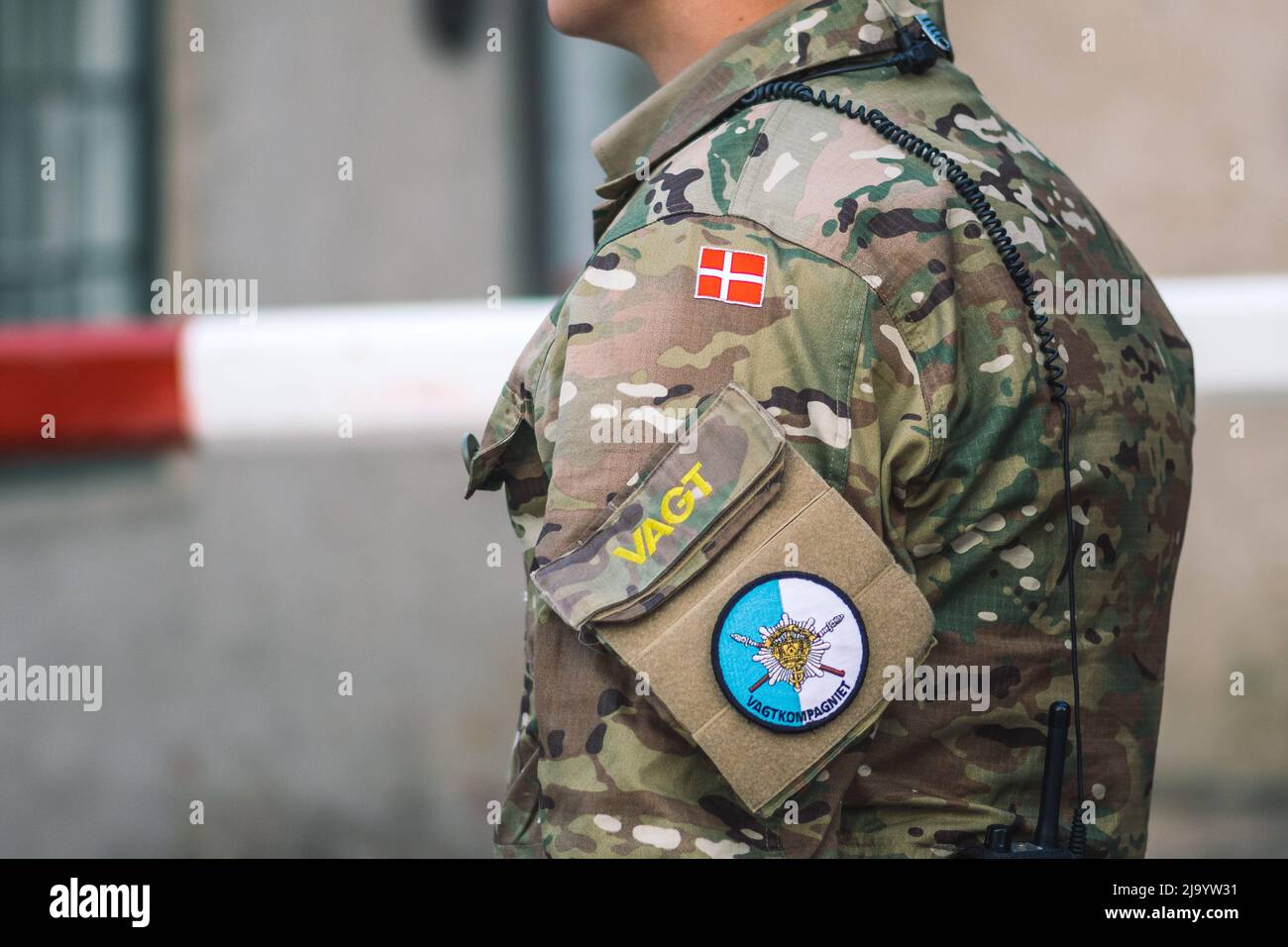 Copenaghen, Danimarca - Maggio 23 2022: Bandiera della Danimarca e emblema per le Royal Life Guards danesi su un'uniforme soldato. Esercito danese, membro della forza NATO Foto Stock