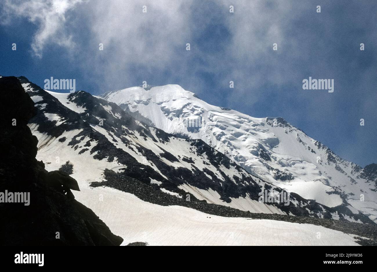 Massiccio del Monte Bianco con Aiguille de Bionnassay e i suoi campi firn visto a col des Rognes vicino a Nid d'Aigle, Saint-Gervais-les-Bains, Francia, 1990 Foto Stock