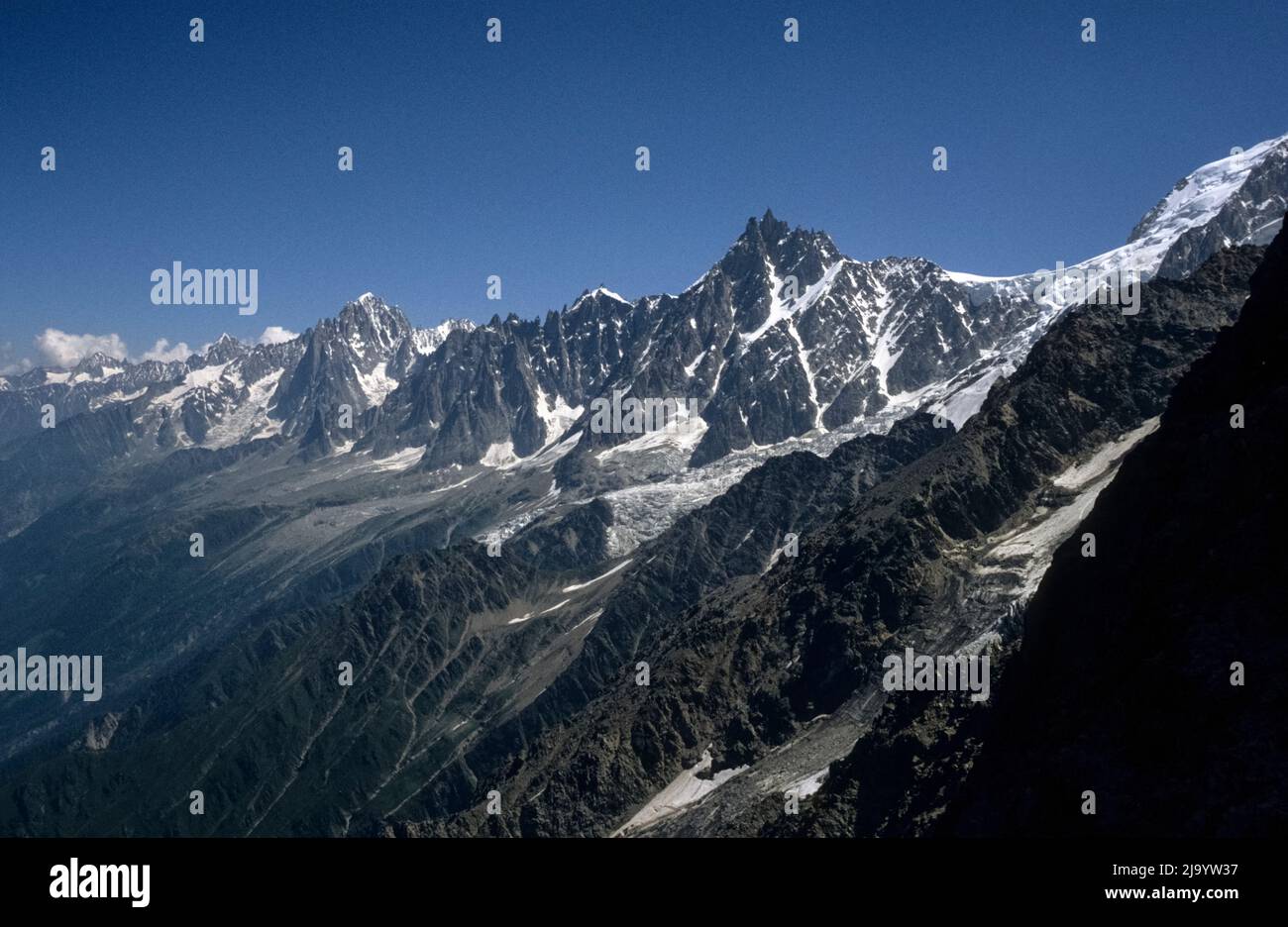 Massiccio del Monte Bianco con Aiguille du Midi, Glacier des Bossons e Aiguilles de Chamonix visto vicino a Nid d'Aigle, Saint-Gervais-les-Bains, Francia, 1990 Foto Stock