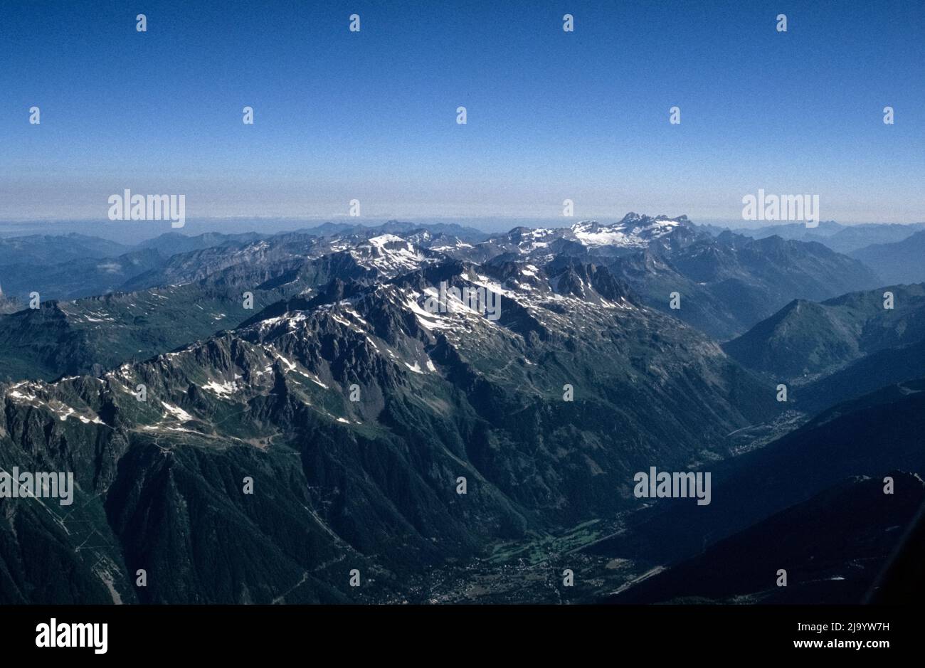 Savoia settentrionale con le Aiguilles Rouges e Chablais Valaisan con Dents du Midi visto dall'Aiguille du Midi..Chamonix-Mont-Blanc, Francia, 1990 Foto Stock