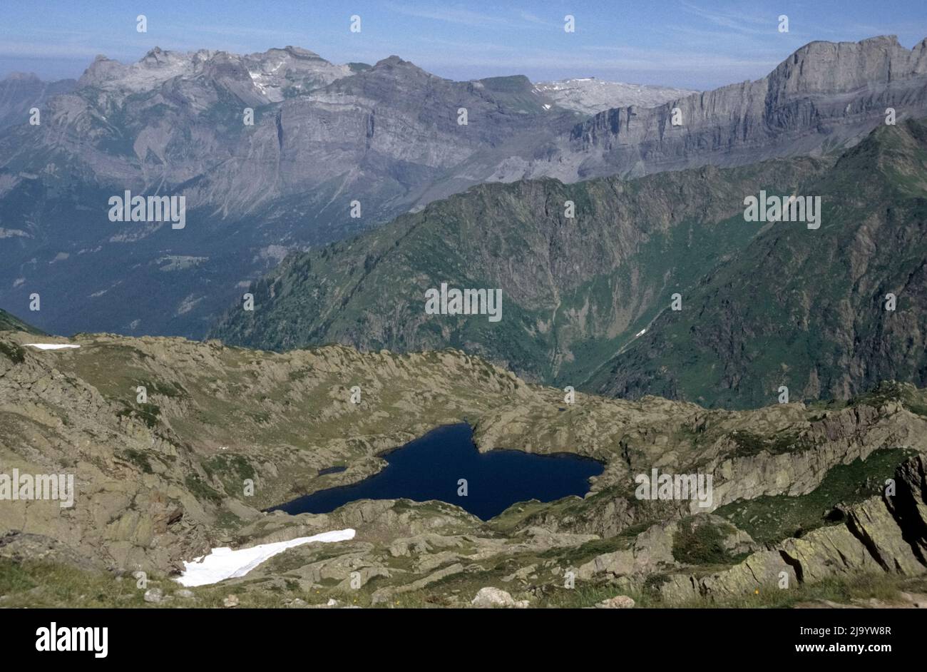 Lac du Brevent con Alpi Savoia e Rogers des Fiz visto dal GR 5 Tour du Mont-Blanc da Brévent a Bel Lachat, Chamonix-Mont-Blanc, Francia, 1990 Foto Stock