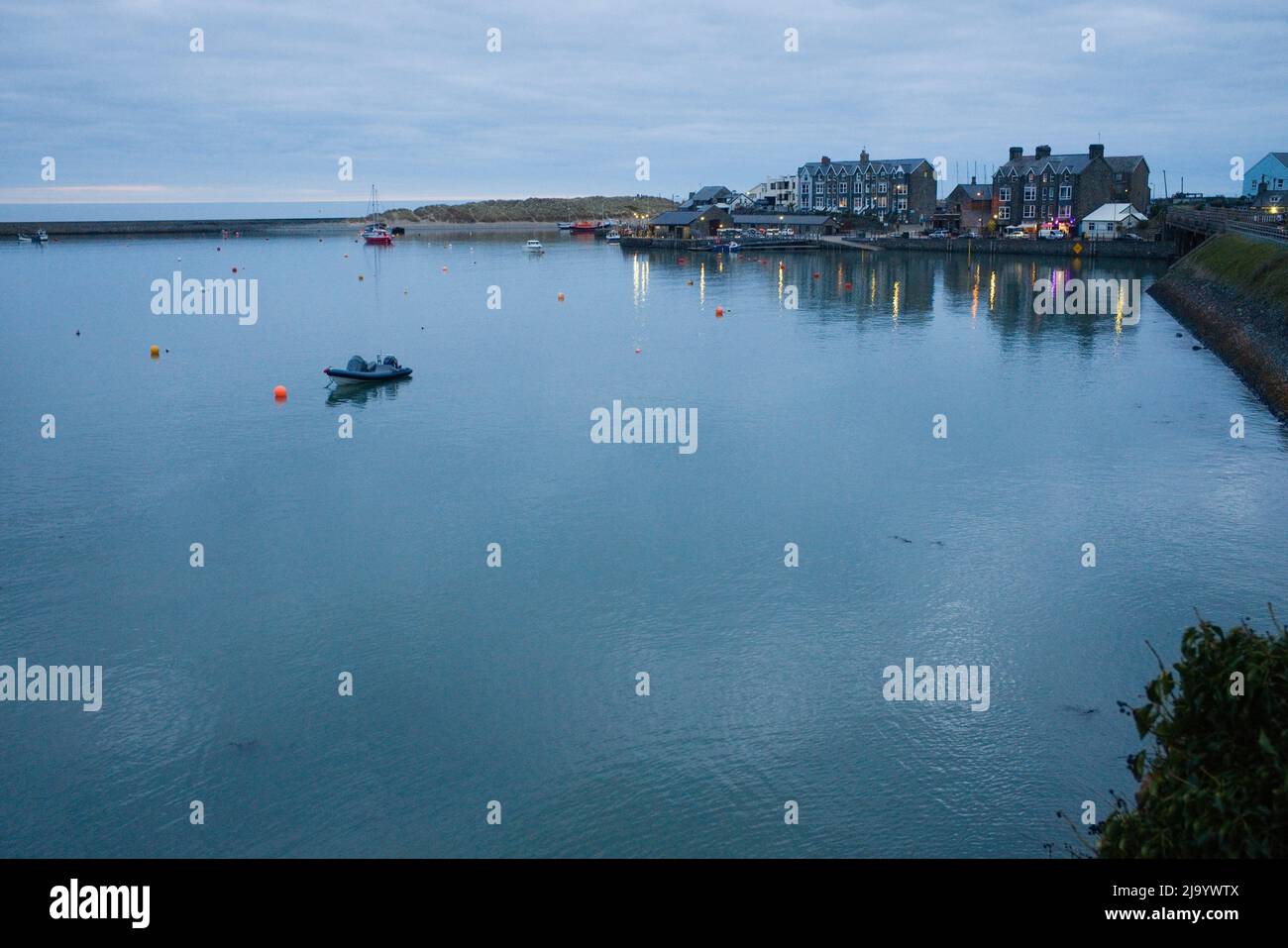 Immagine a bassa luce di guardare verso il porto di Barmouth al crepuscolo Foto Stock