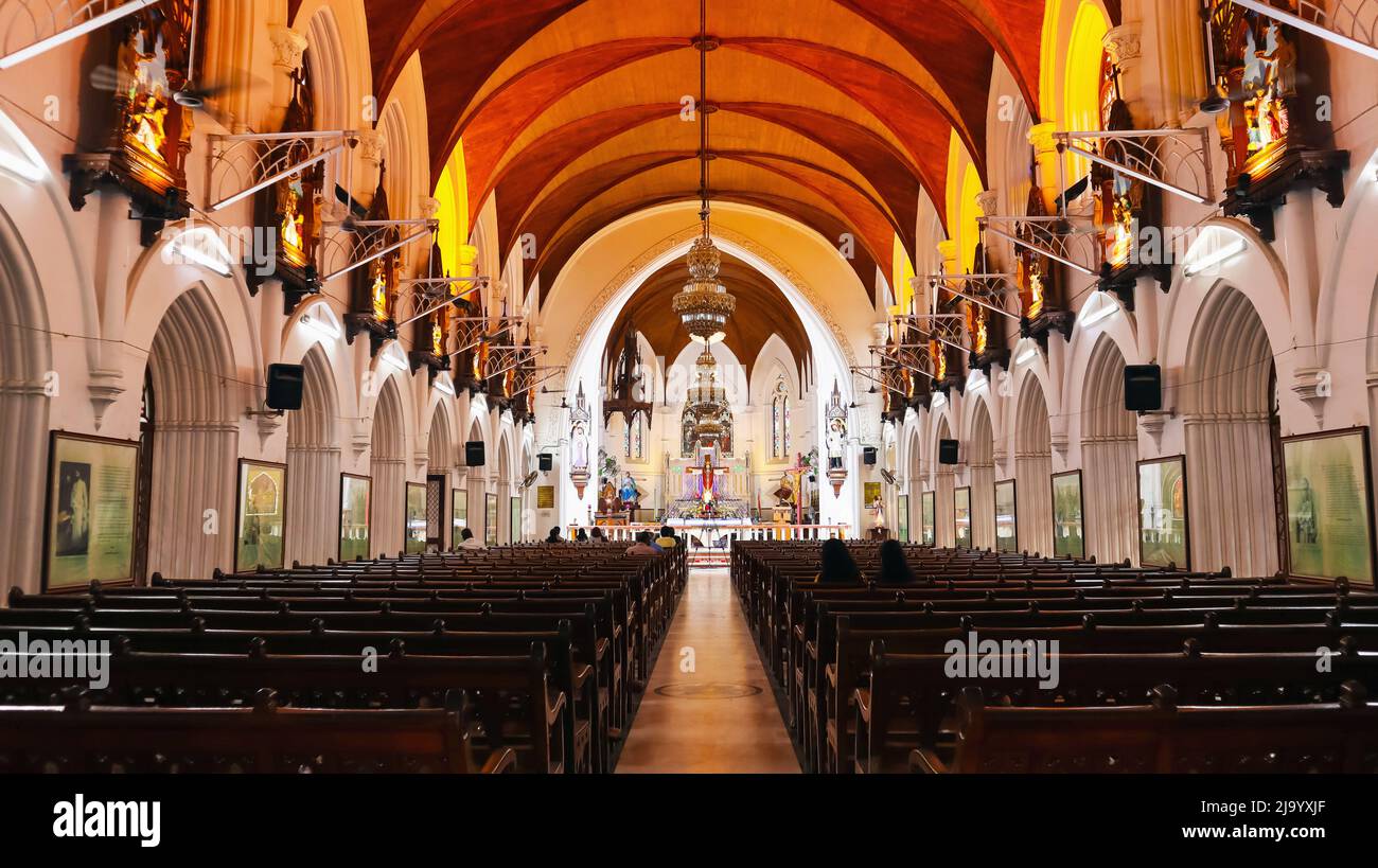 INDIA, TAMILNADU, CHENNAI, marzo 2022, devotee all'interno della Basilica della Cattedrale di San Tommaso, la struttura attuale risale al 1523 d.C., quando fu costruita da Portugue Foto Stock