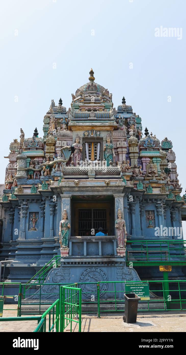 Vista del Tempio di Shri Ashtalakshmi dedicato alle otto forme di dea Lakshmi sulle coste vicino alla spiaggia di Elliot, a Chennai, Tamilnadu, Ind Foto Stock