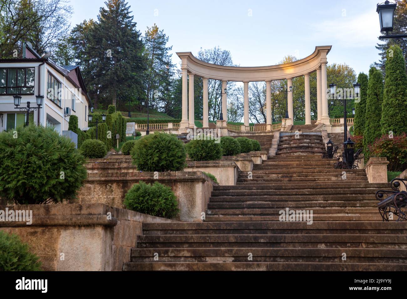 Scala a cascata con un colonnato nel parco del resort di Kislovodsk Foto Stock
