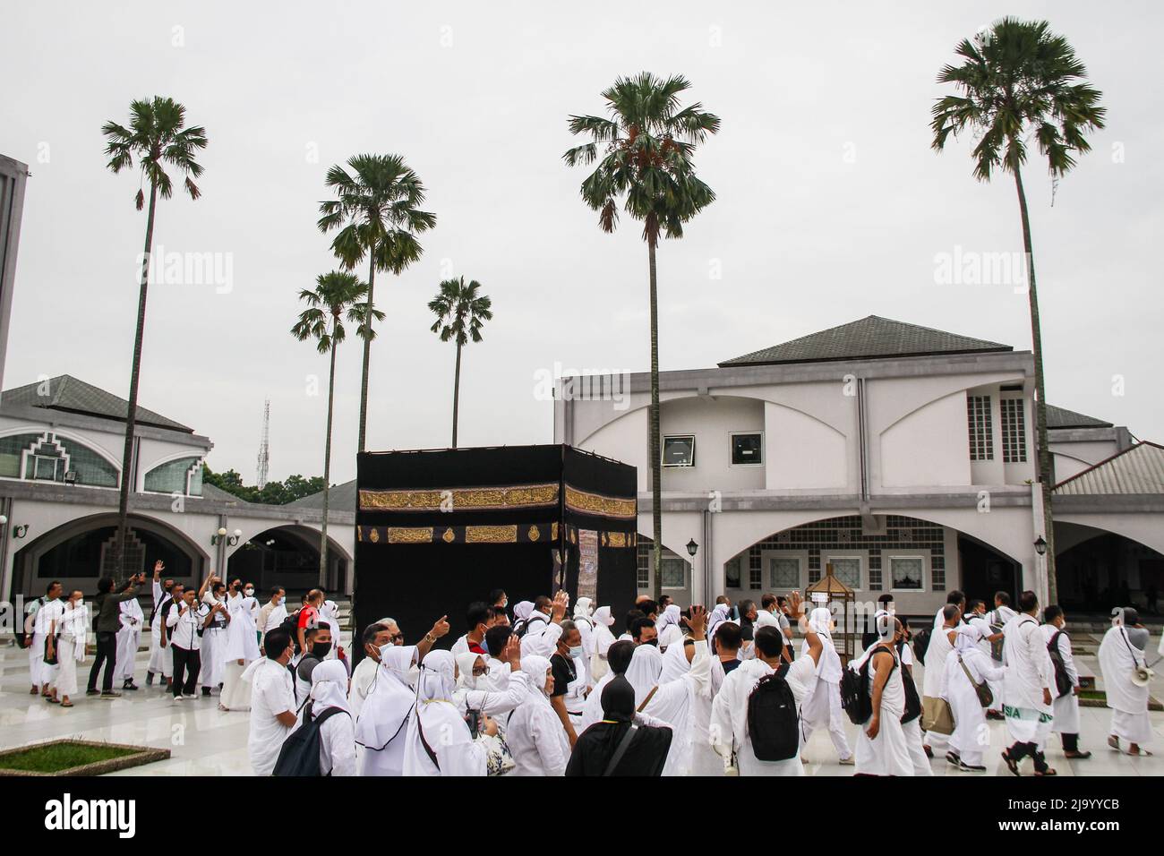 Bandung, Indonesia. 26th maggio 2022. I musulmani indonesiani simulano la circumambulazione di un Kaaba come parte dei preparativi in vista del loro pellegrinaggio Hajj a Bandung. Hajj è uno dei cinque pilastri dell'Islam ed è eseguito da tutti i musulmani di tutto il mondo almeno una volta nella loro vita. (Foto di Algi Fabbri Sugita/SOPA Images/Sipa USA) Credit: Sipa USA/Alamy Live News Foto Stock