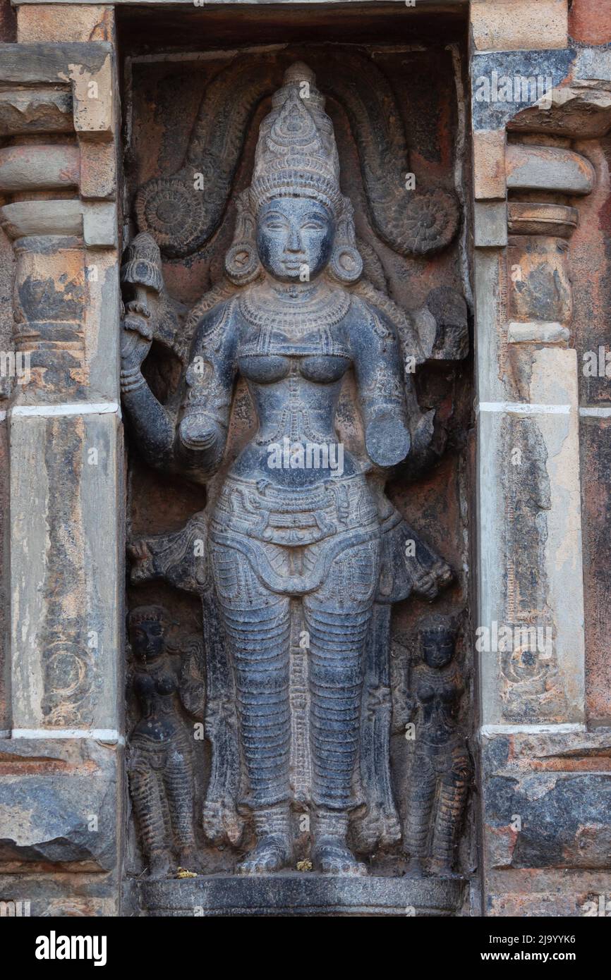 Scultura della dea Durga come Mahisaurmardini su Gopuram del Tempio di Nataraja, Chidambaram, Tamilnadu, India Foto Stock